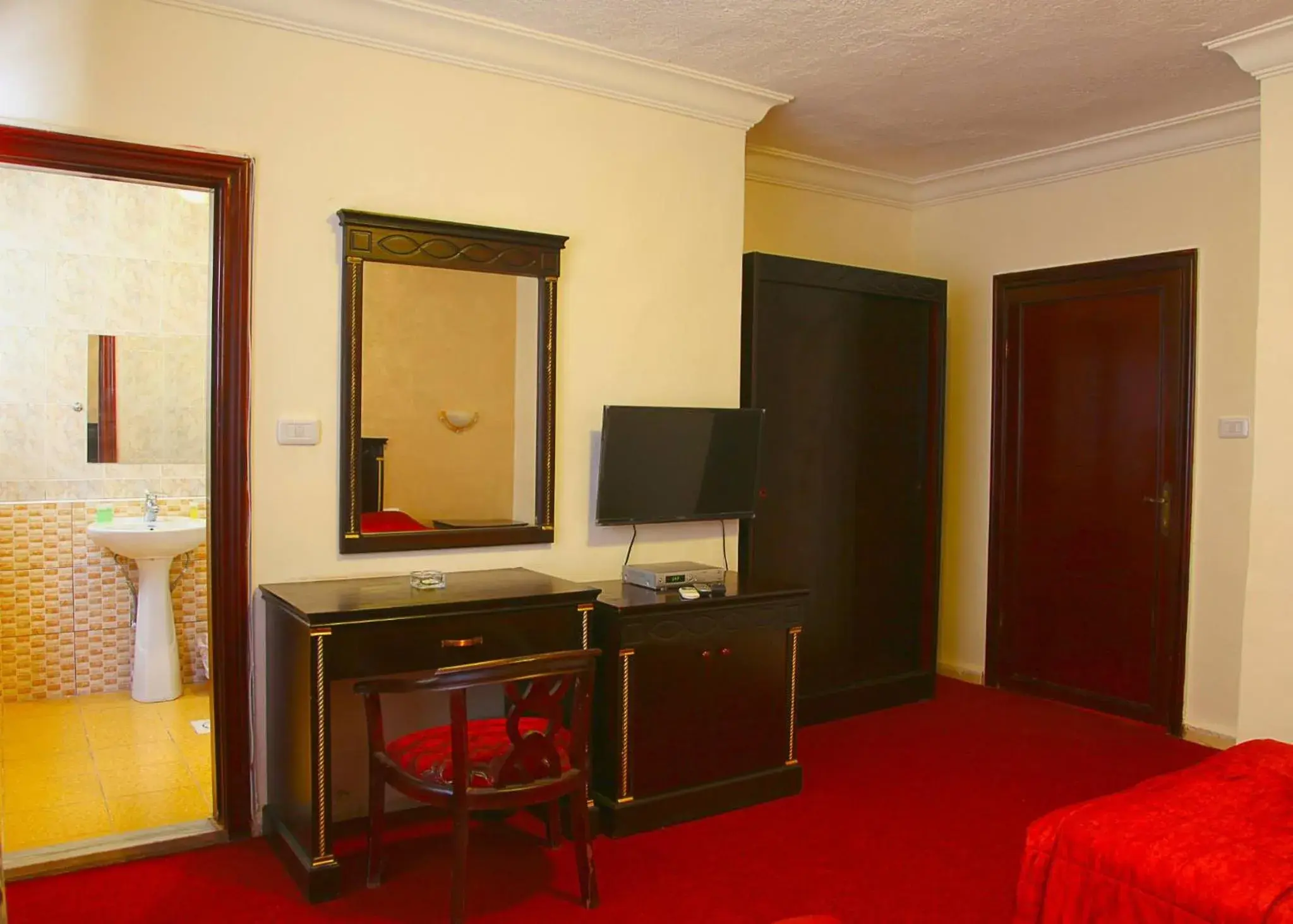 Bedroom, TV/Entertainment Center in Gardens Hotel Amman