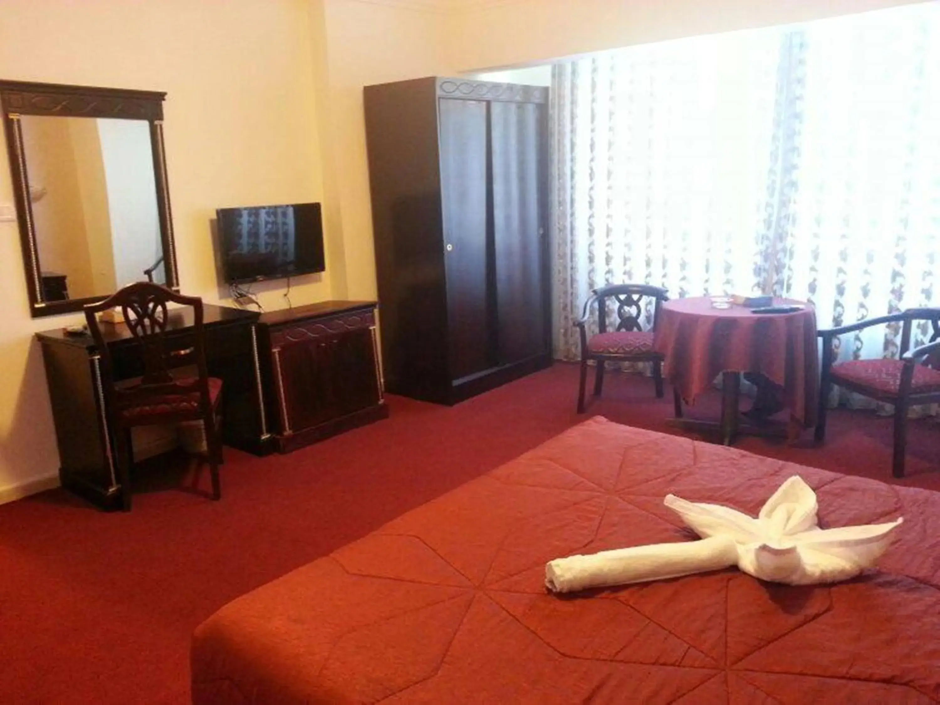 Bed, TV/Entertainment Center in Gardens Hotel Amman