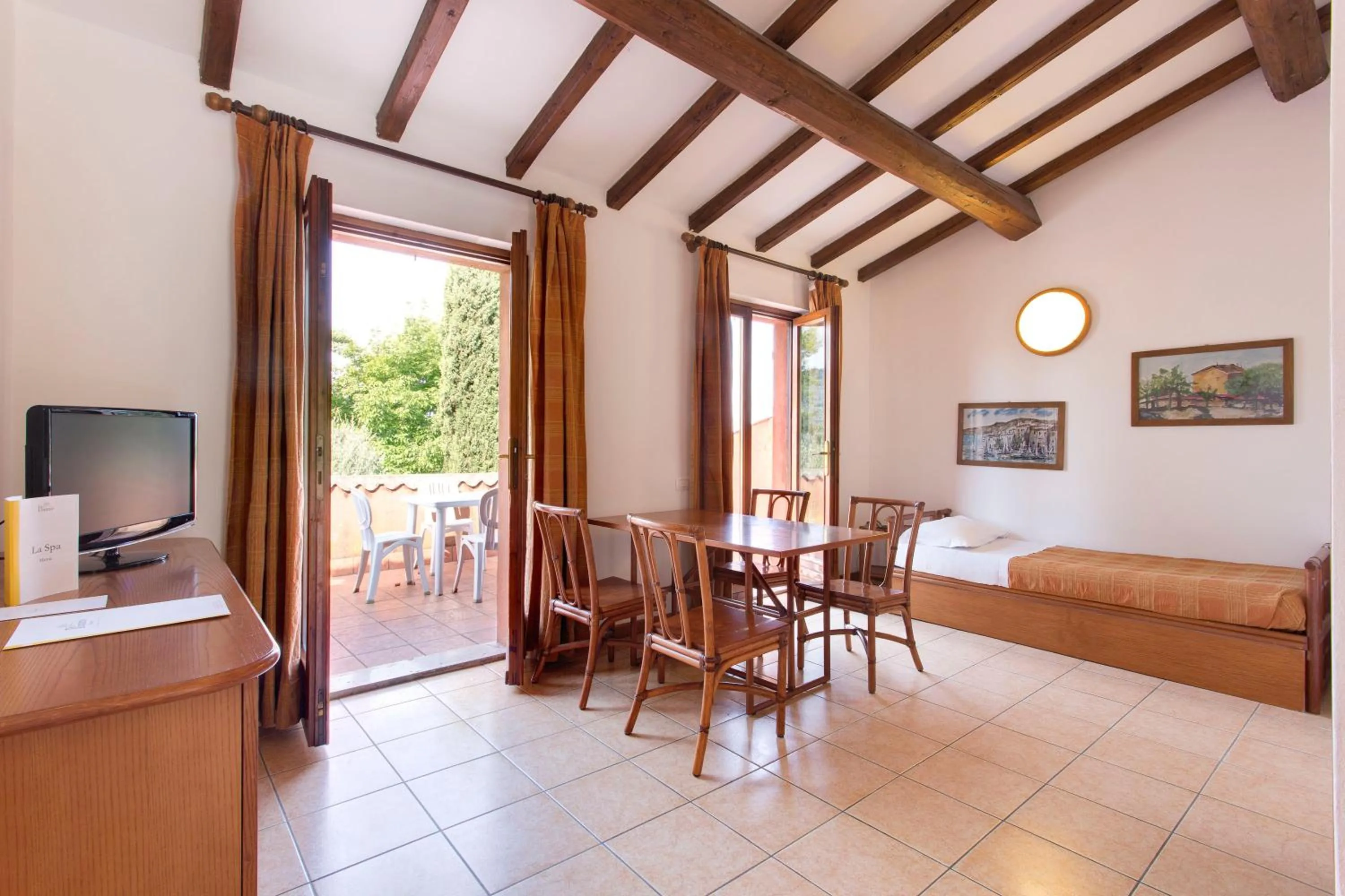 Living room, Bed in Poiano Garda Resort Appartamenti
