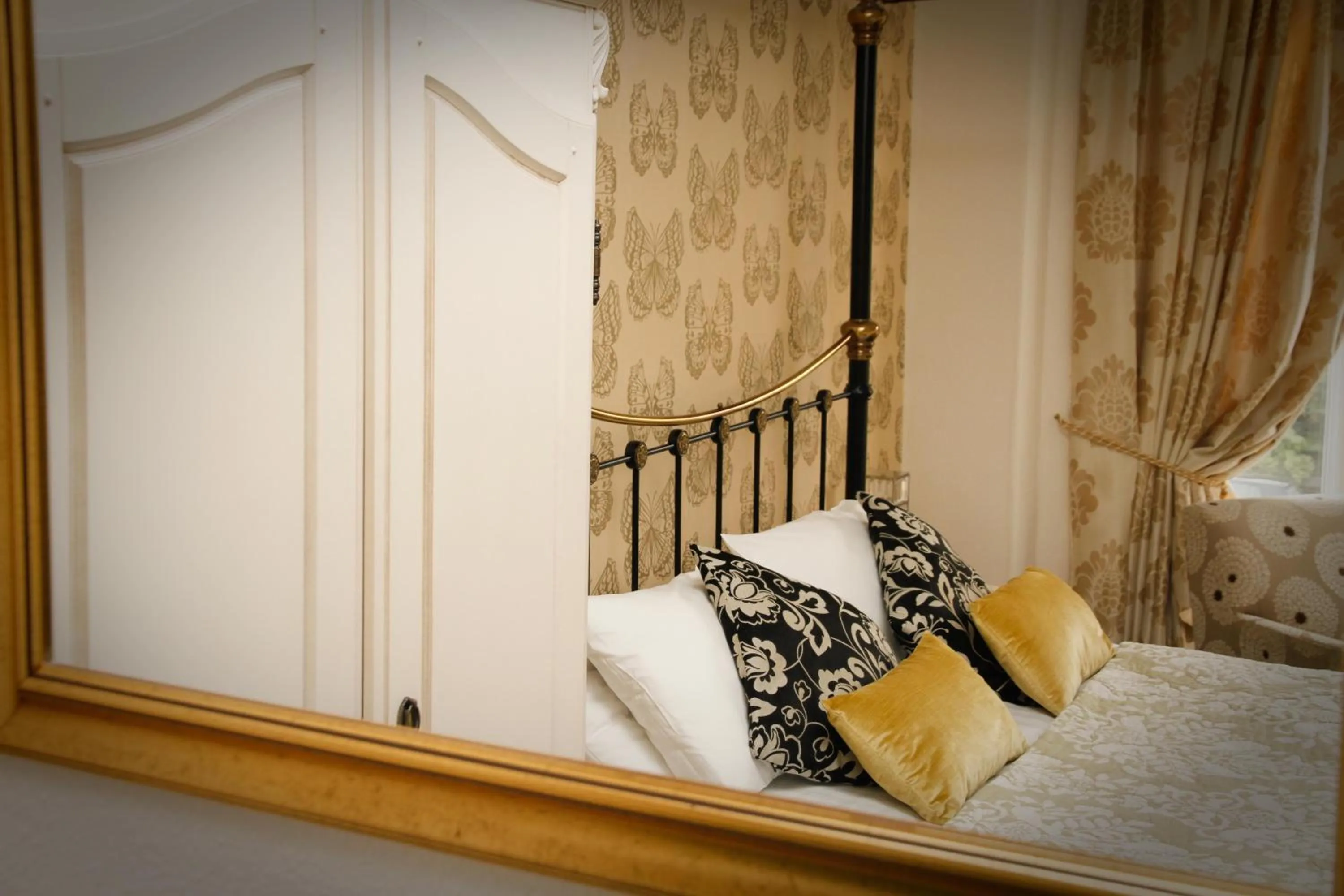 Bedroom, Bed in Kilmorey Lodge