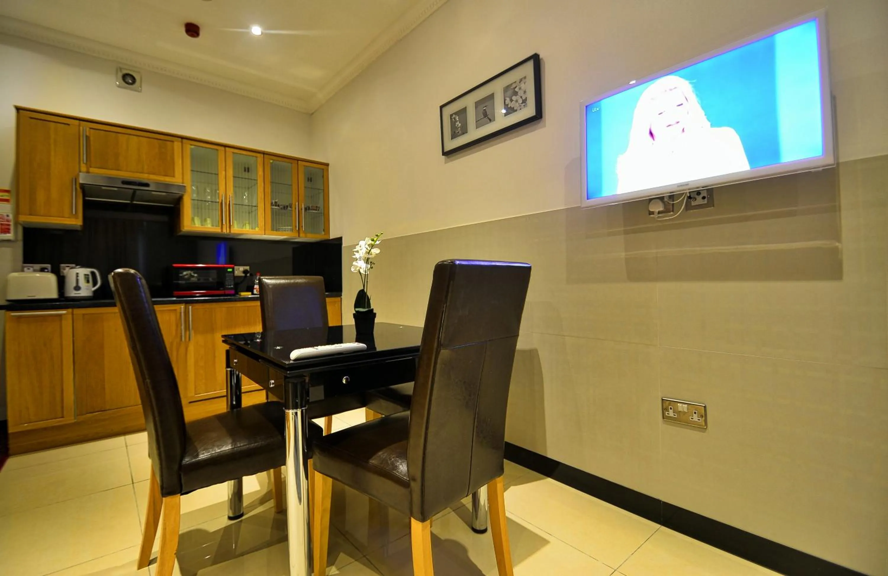 Dining area in Hyde Park Apartments