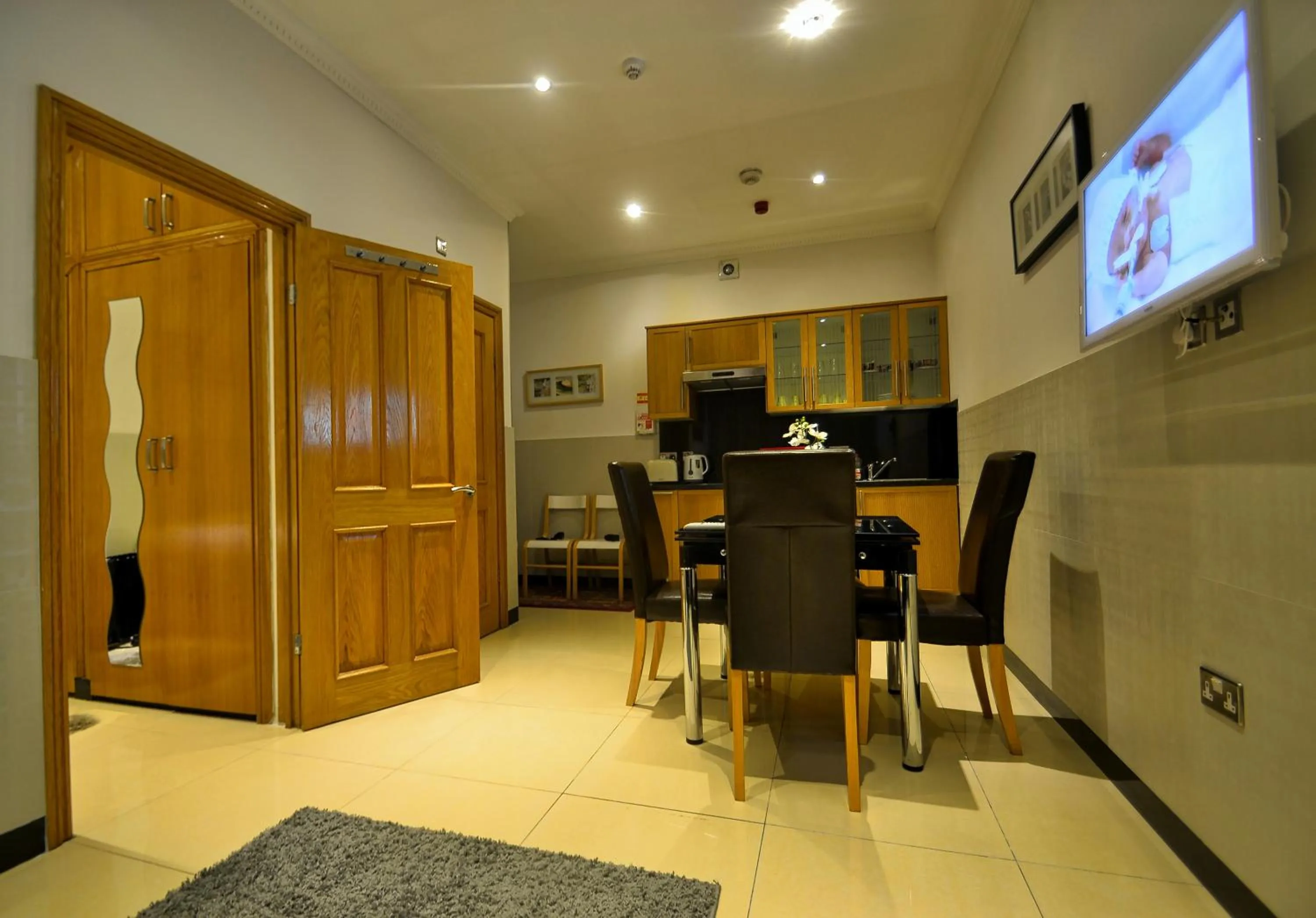 Dining area in Hyde Park Apartments