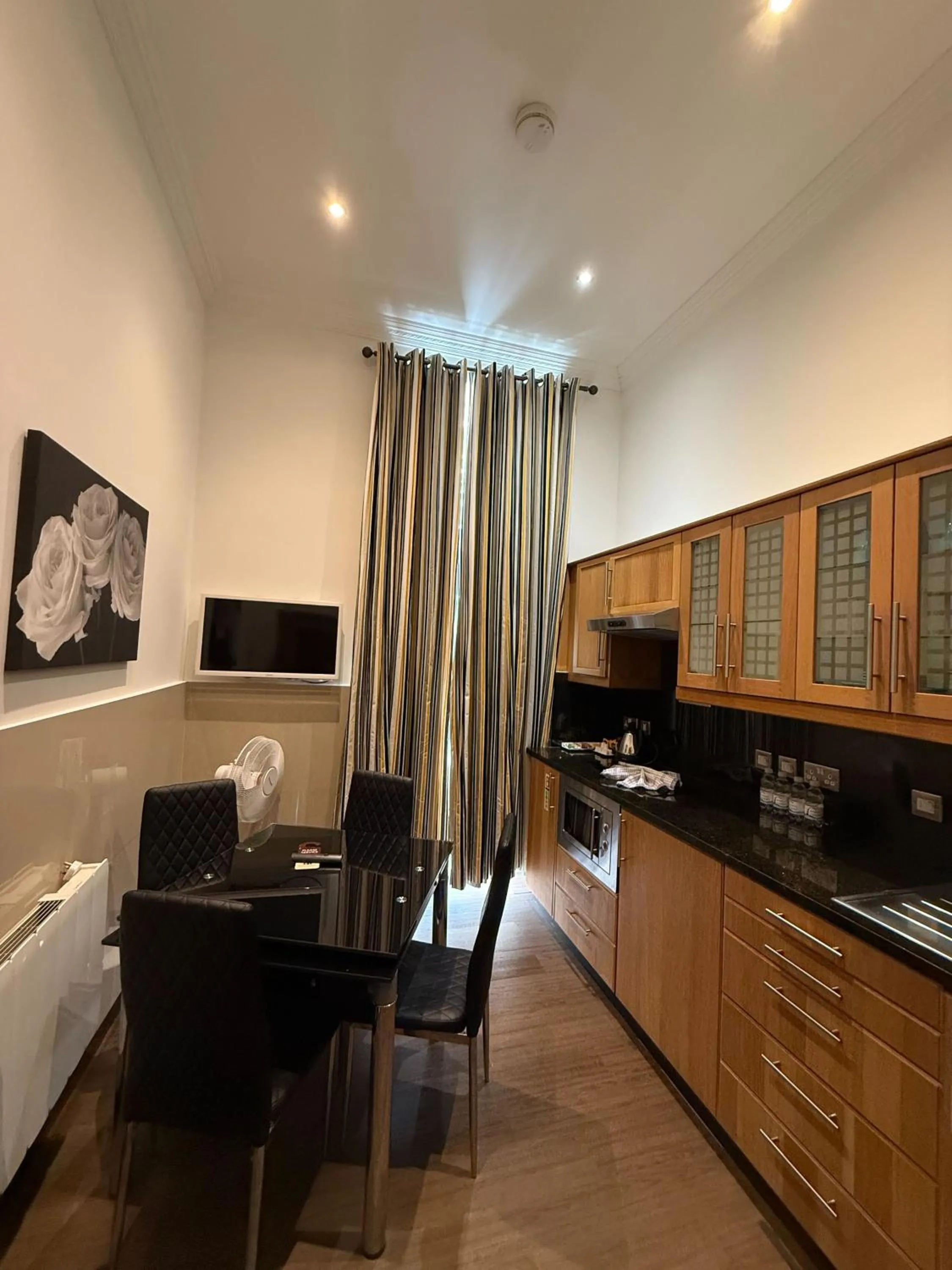 Kitchen or kitchenette in Hyde Park Apartments