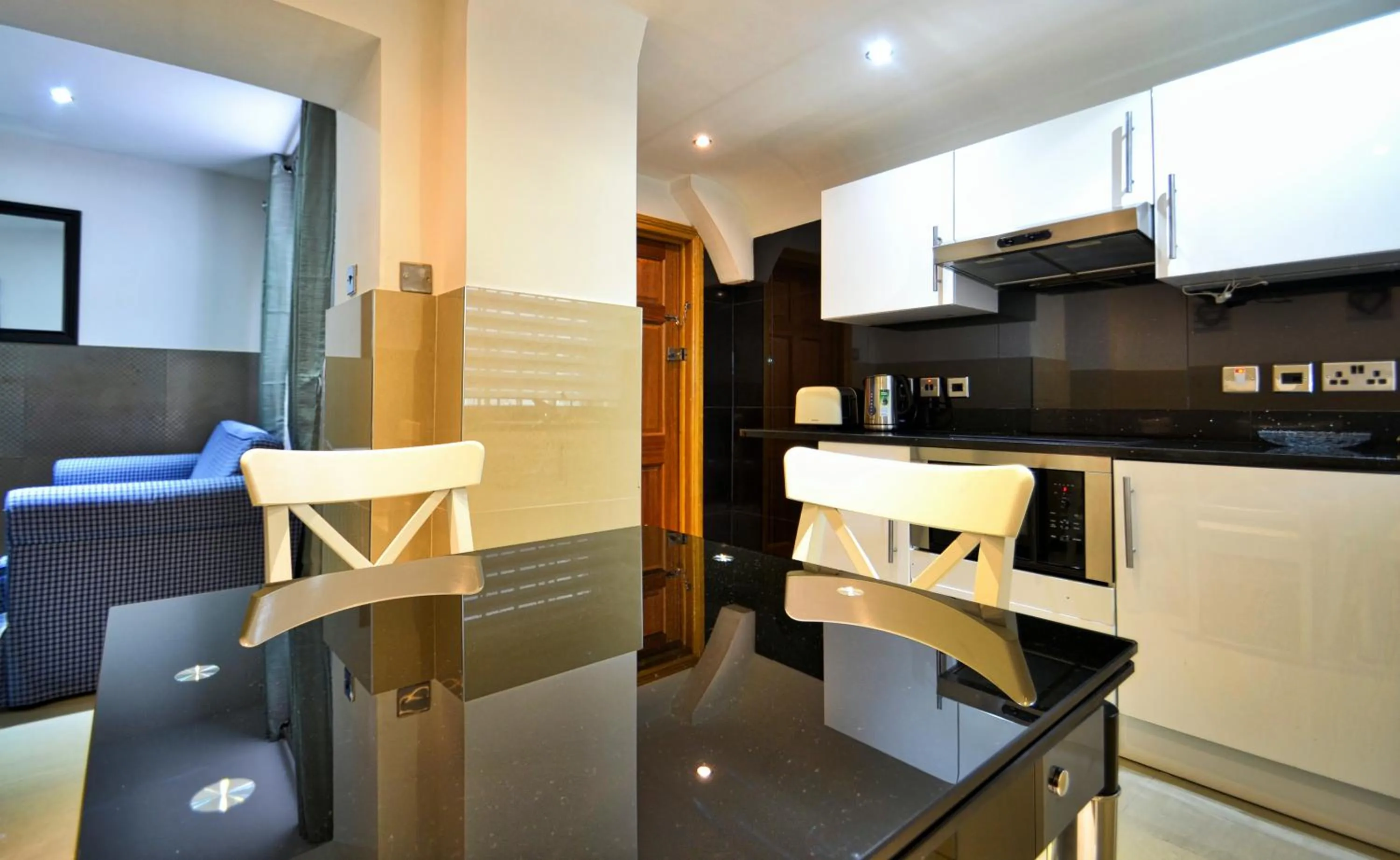 Kitchen or kitchenette in Hyde Park Apartments