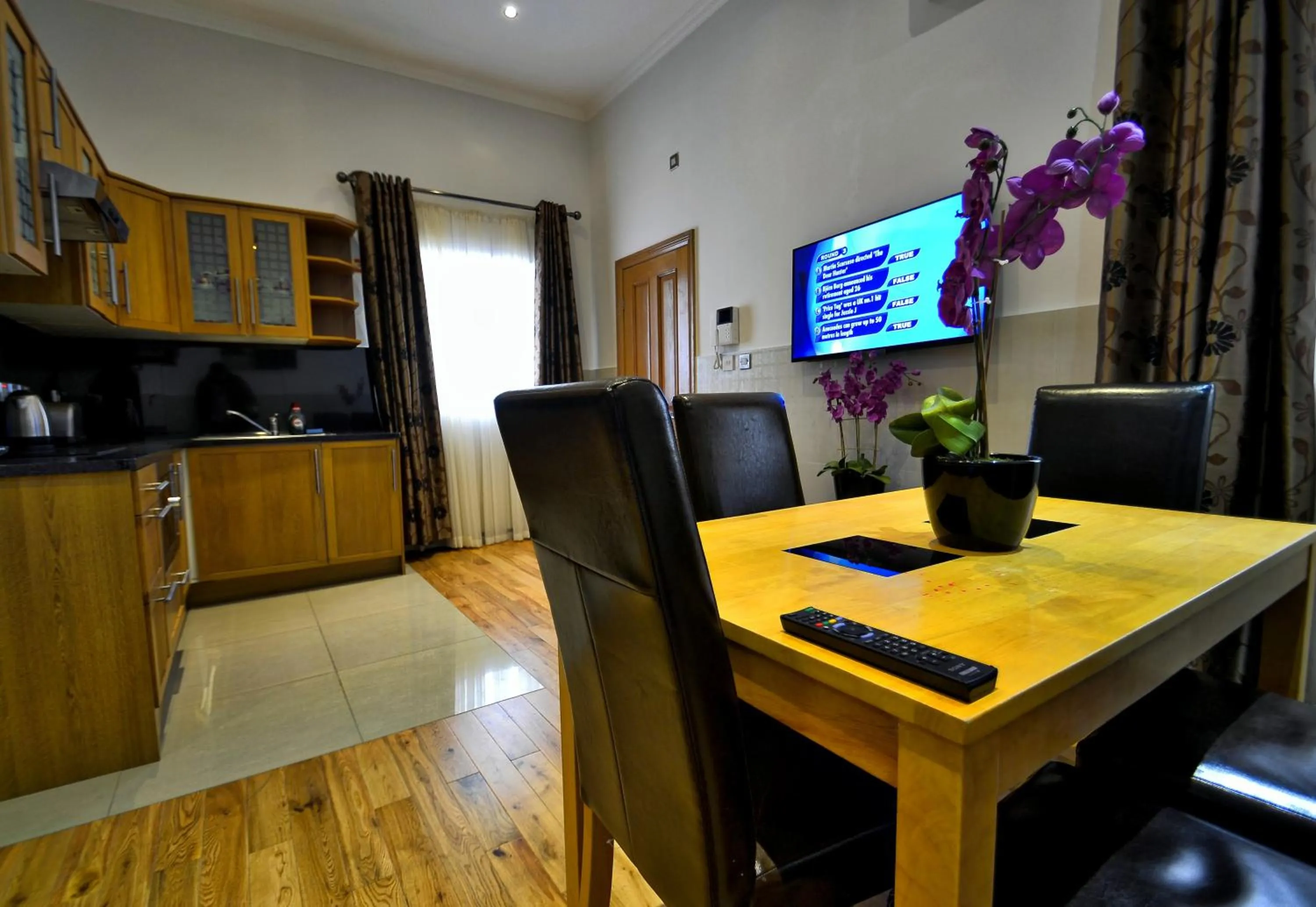 Dining area in Hyde Park Apartments