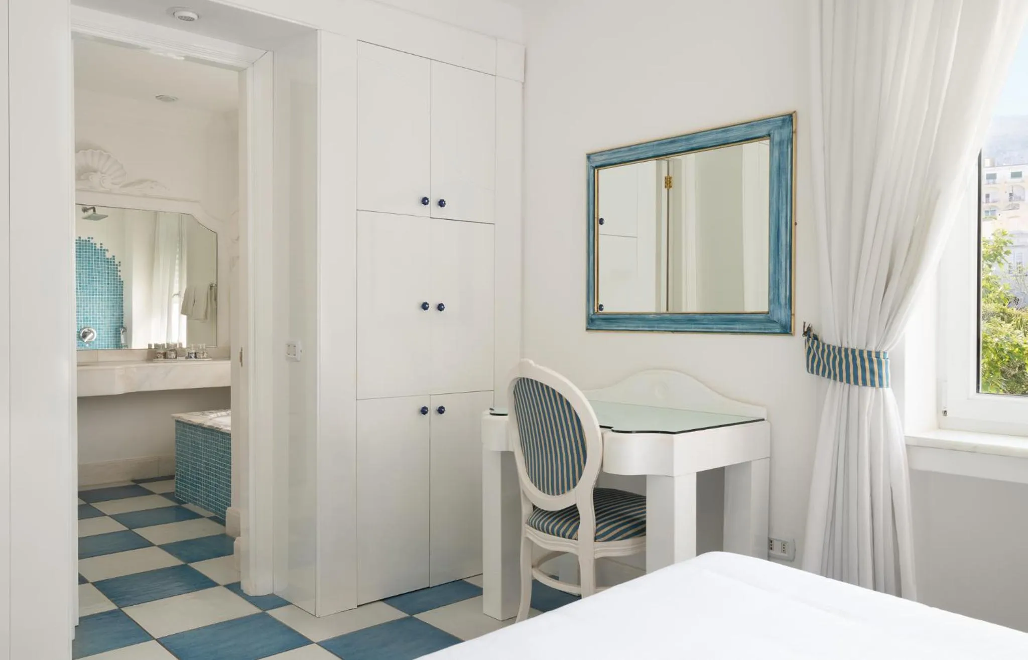 TV and multimedia, Bed in La Residenza Capri