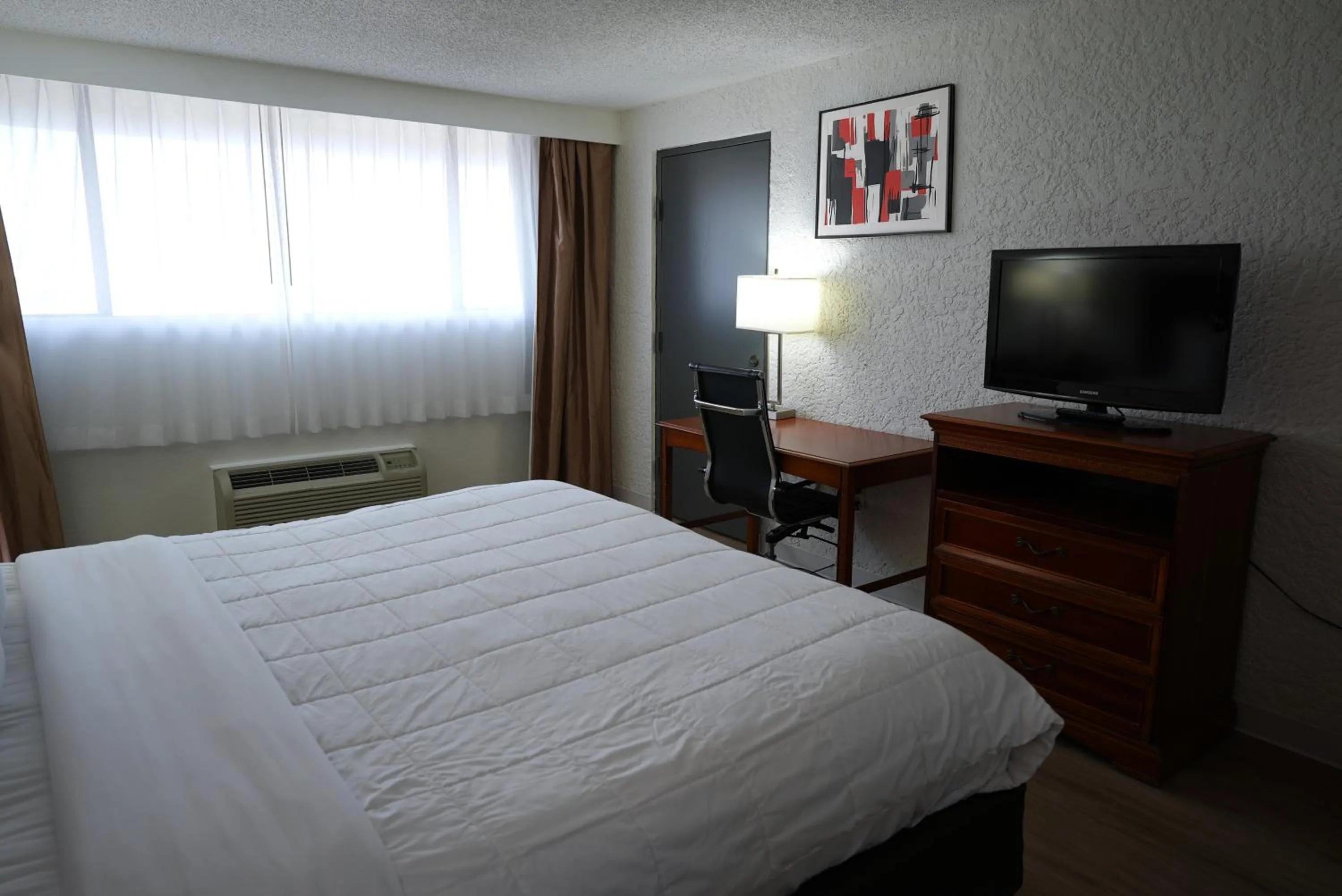 Bedroom, Bed in Clarion Hotel Broken Arrow - Tulsa