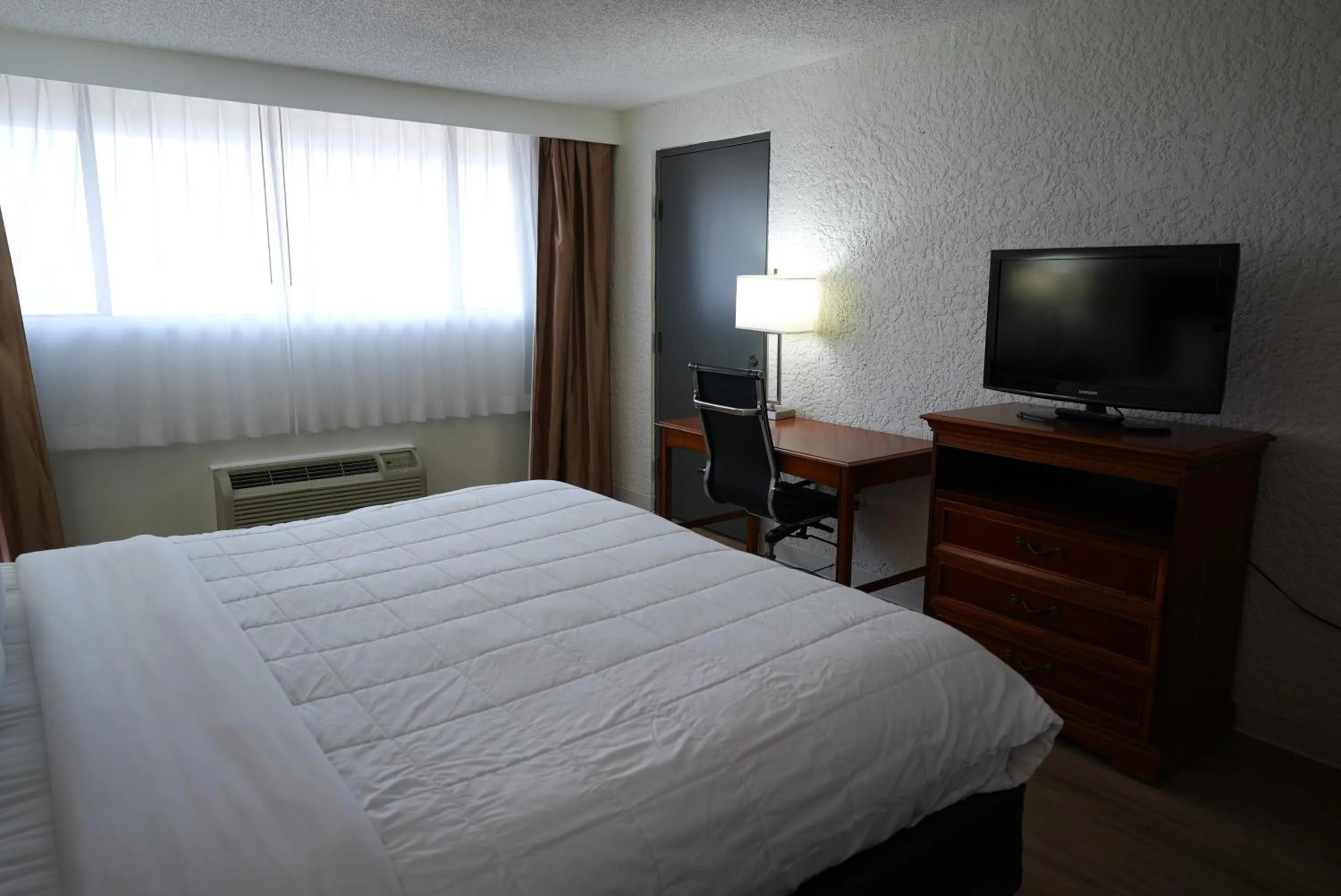 Bedroom, Bed in Clarion Hotel Broken Arrow - Tulsa