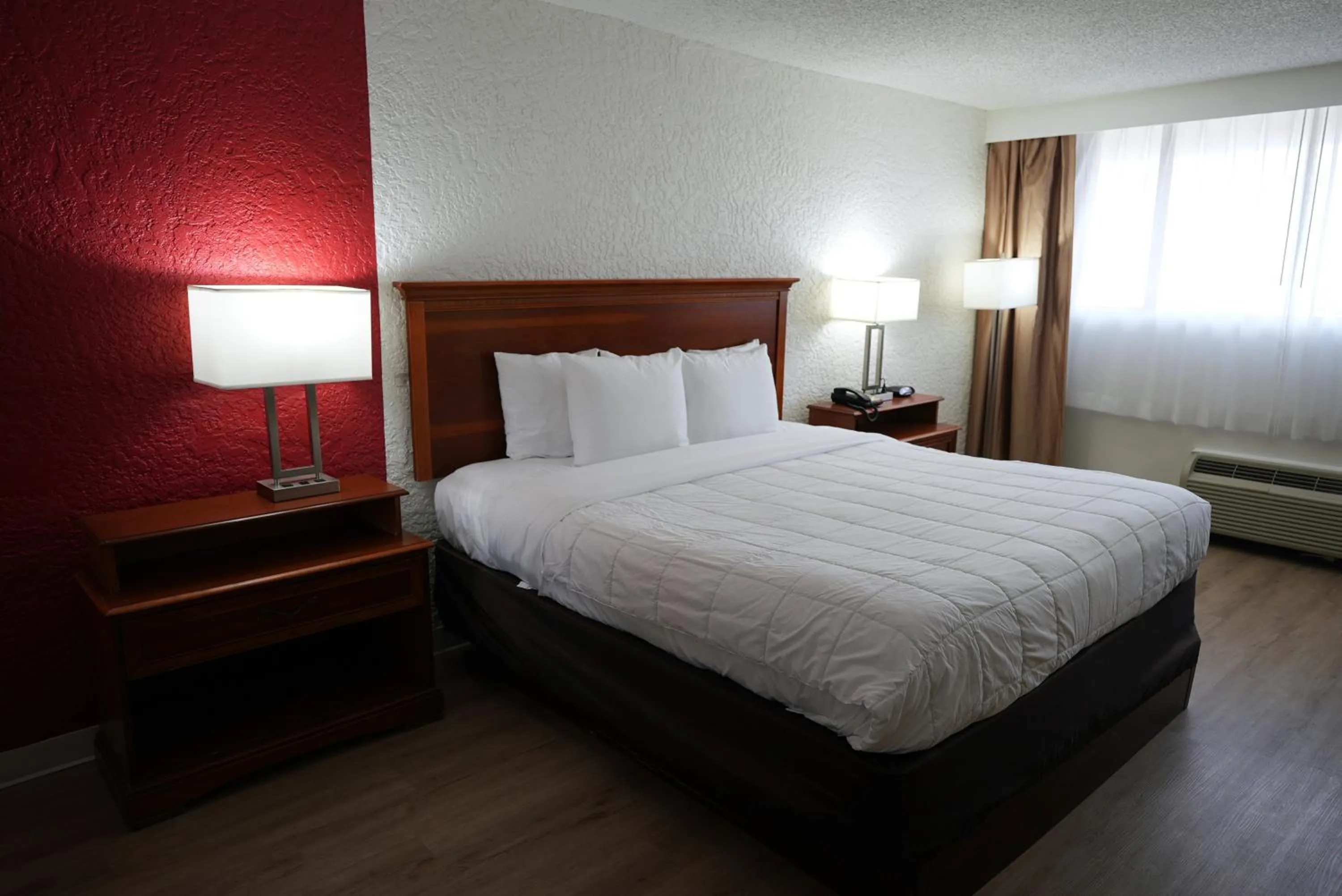 Bedroom, Bed in Clarion Hotel Broken Arrow - Tulsa