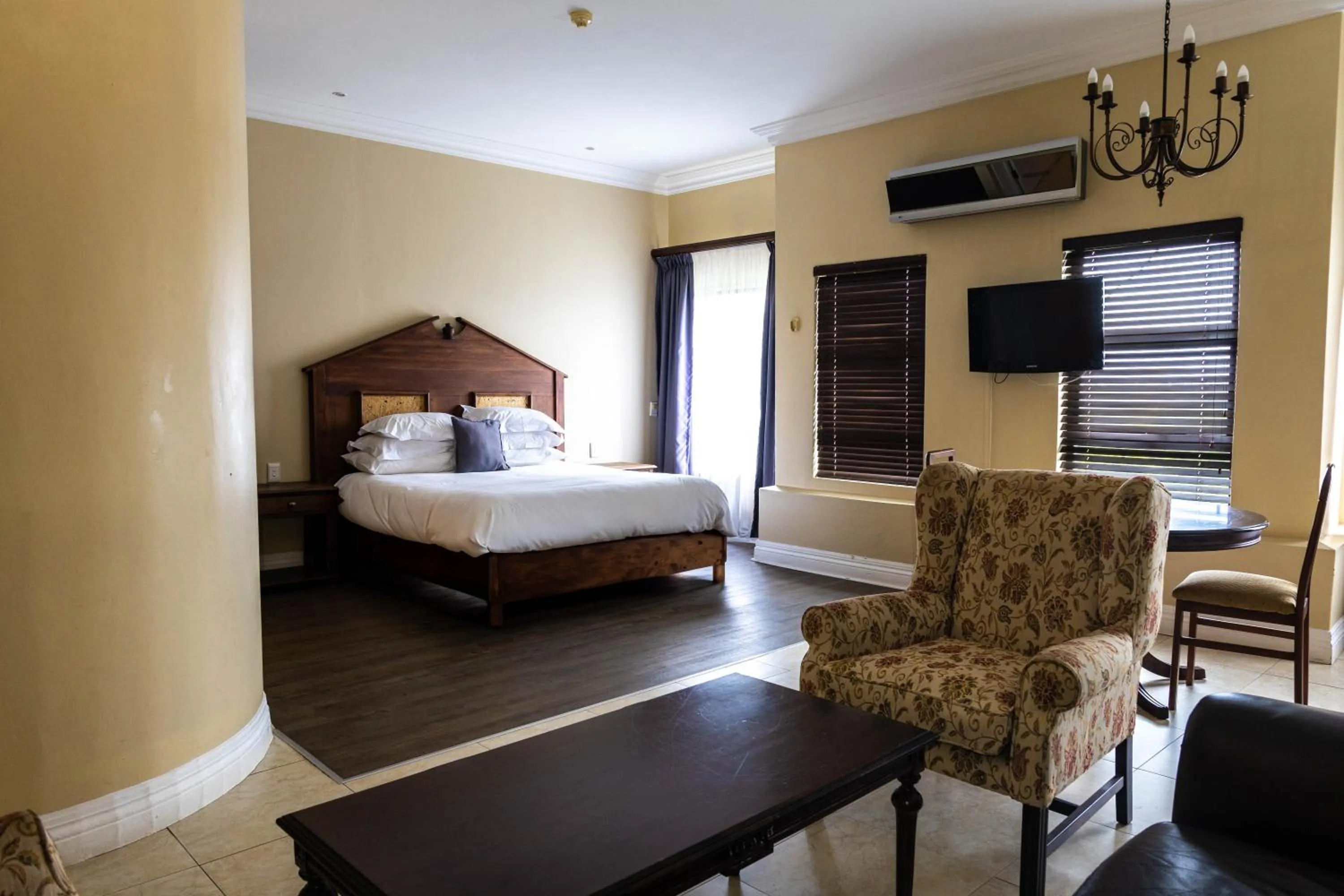 Bed in Premier Hotel The Richards