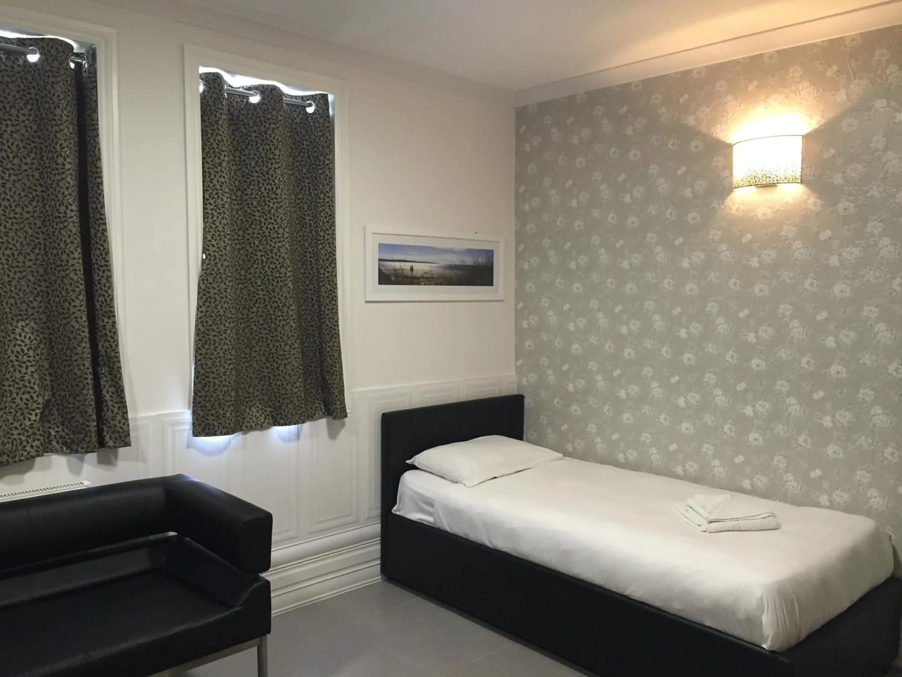 Photo of the whole room, Bed in Paddington Apartments