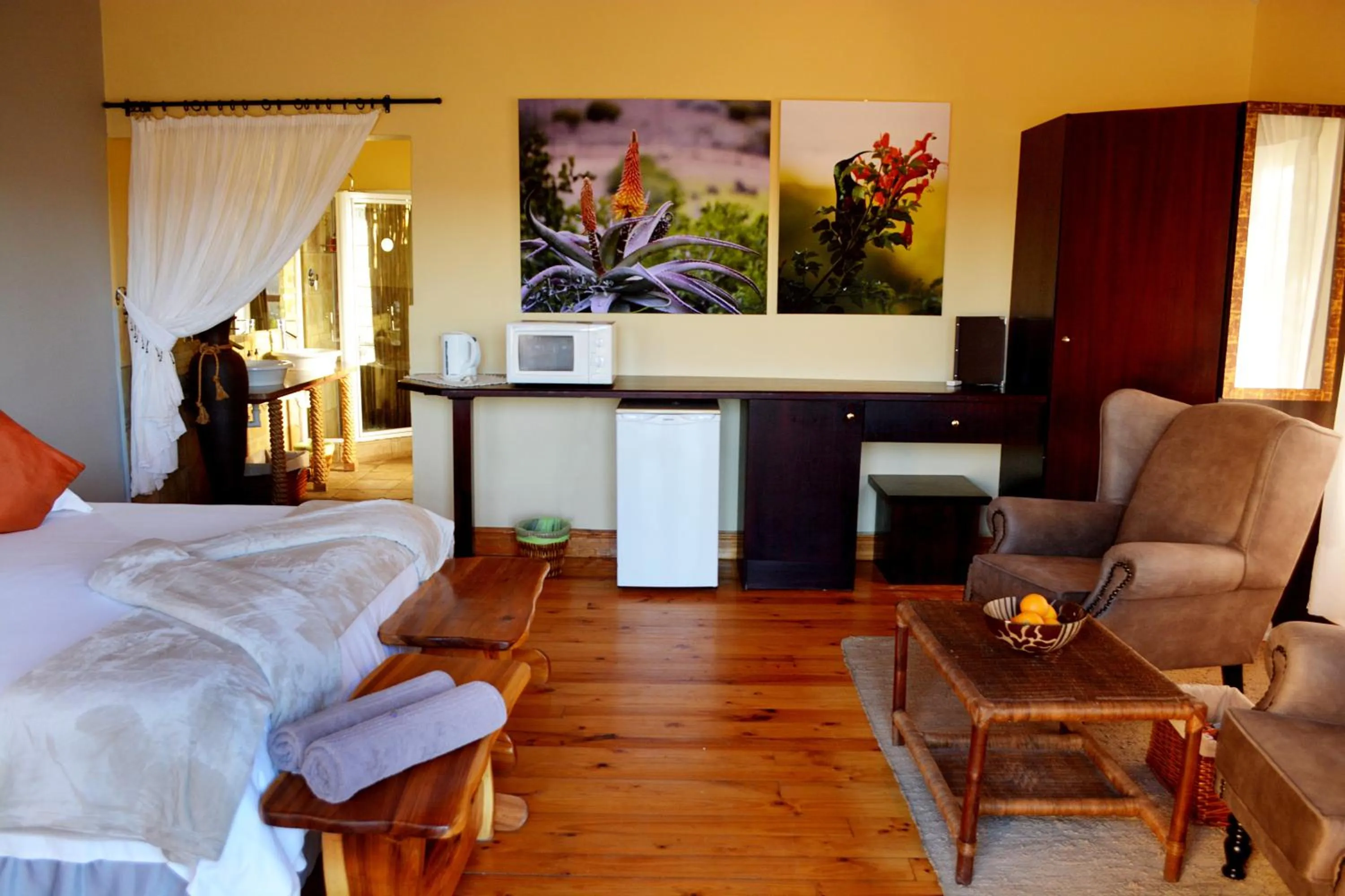 Photo of the whole room, Bed in Addo Dung Beetle Guest Farm