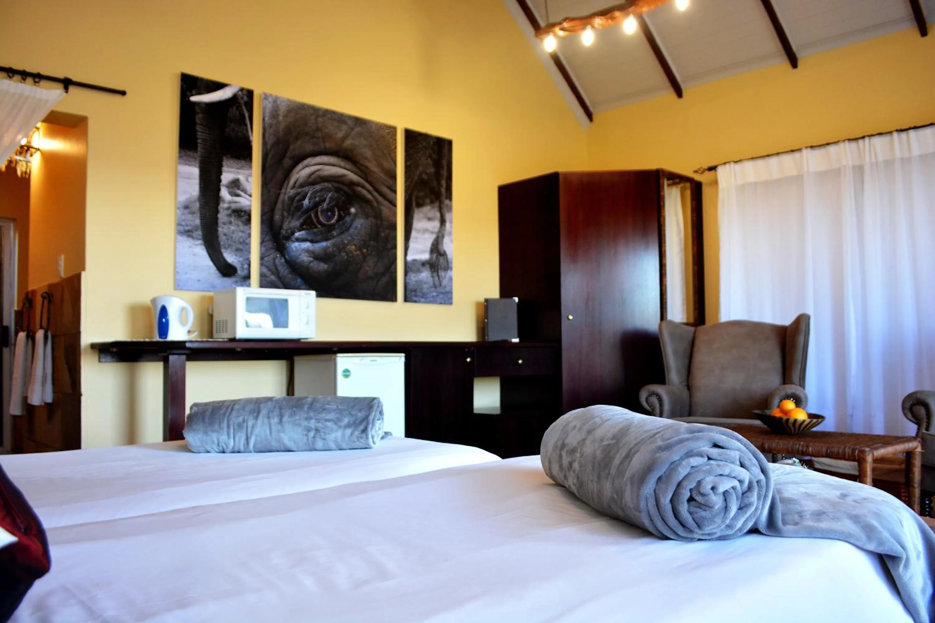 Photo of the whole room, Bed in Addo Dung Beetle Guest Farm