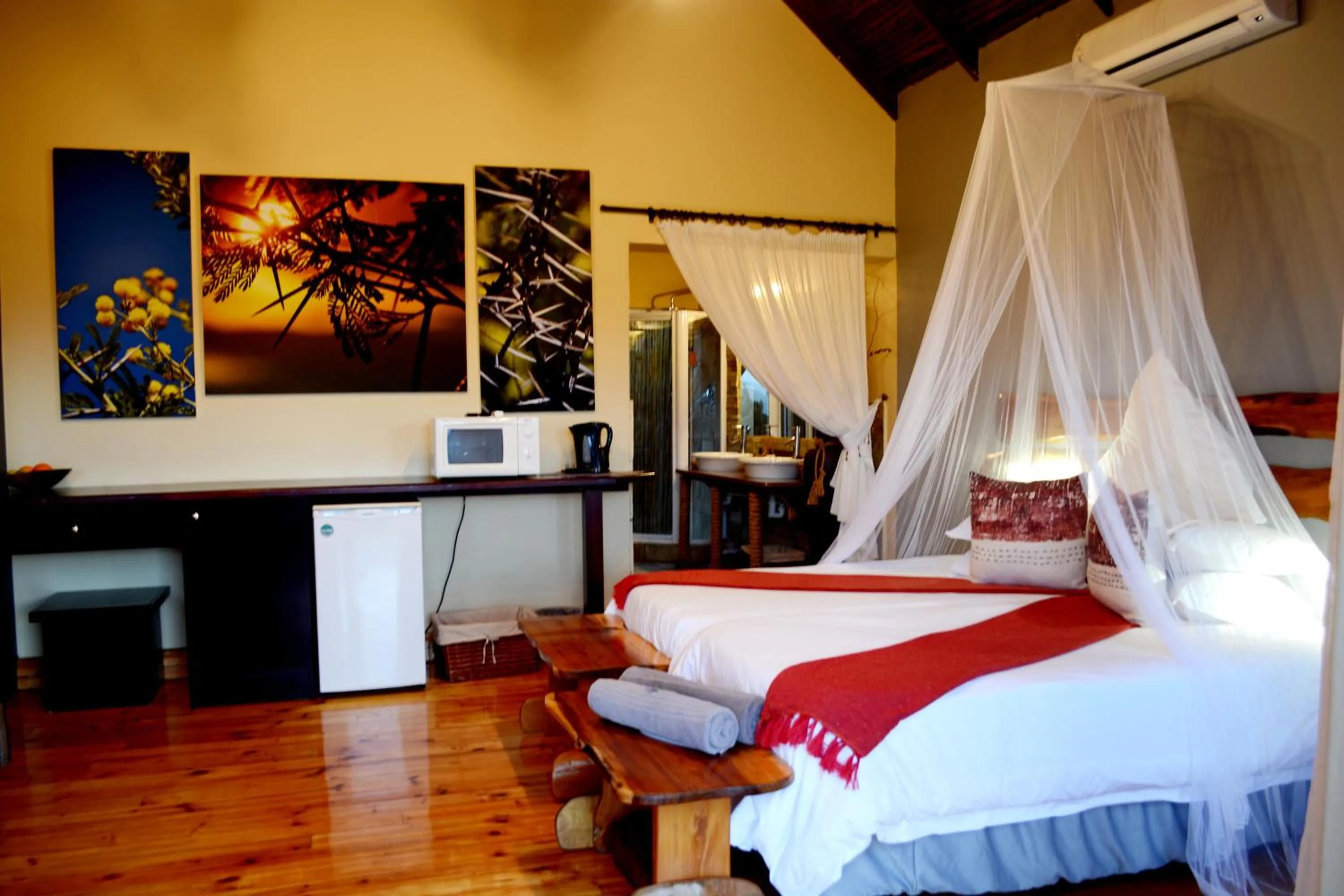 Photo of the whole room, Bed in Addo Dung Beetle Guest Farm