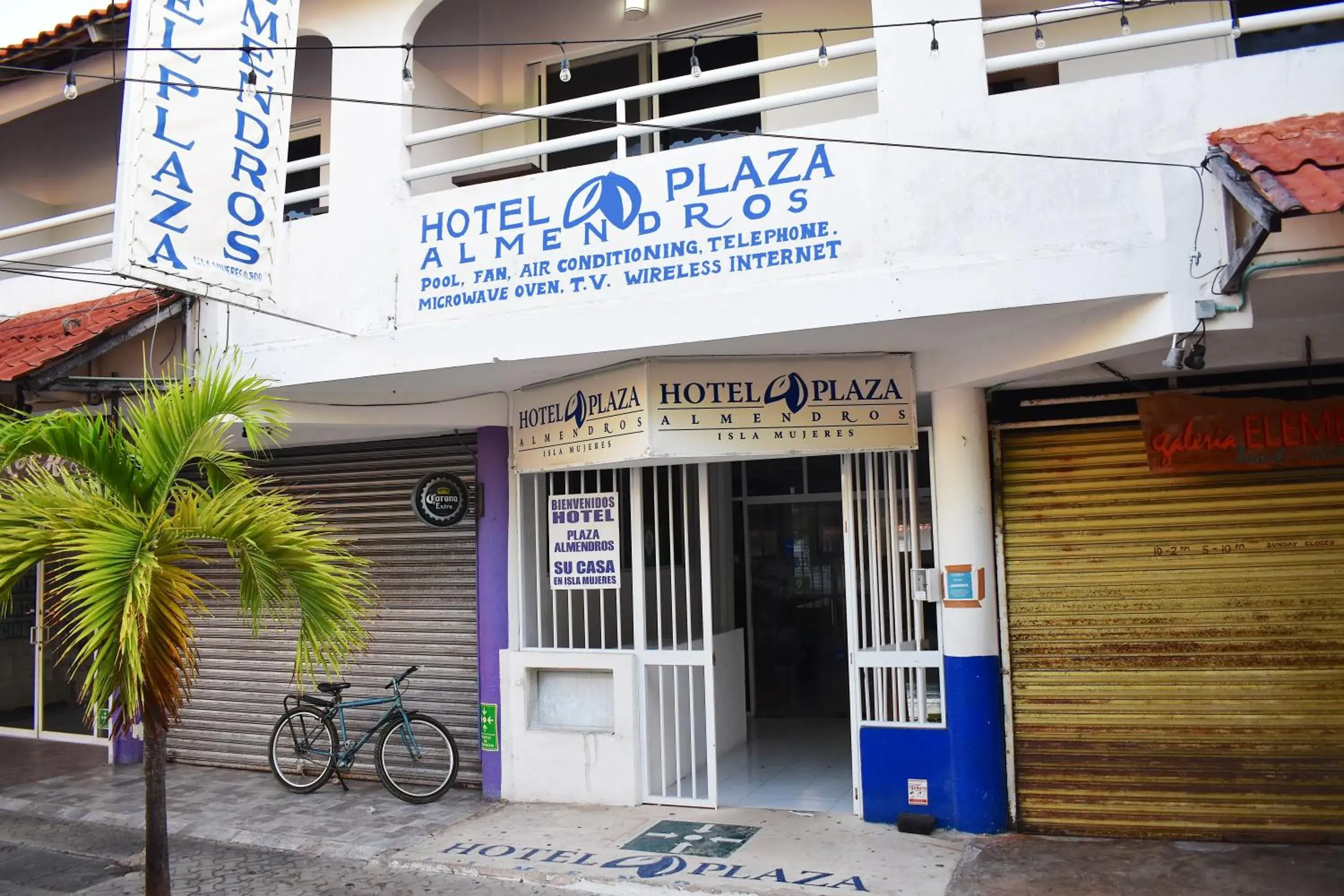 Facade/entrance in Plaza Almendros Hotel Isla Mujeres Facade/entrance in Plaza Almendros Hotel Isla Mujeres