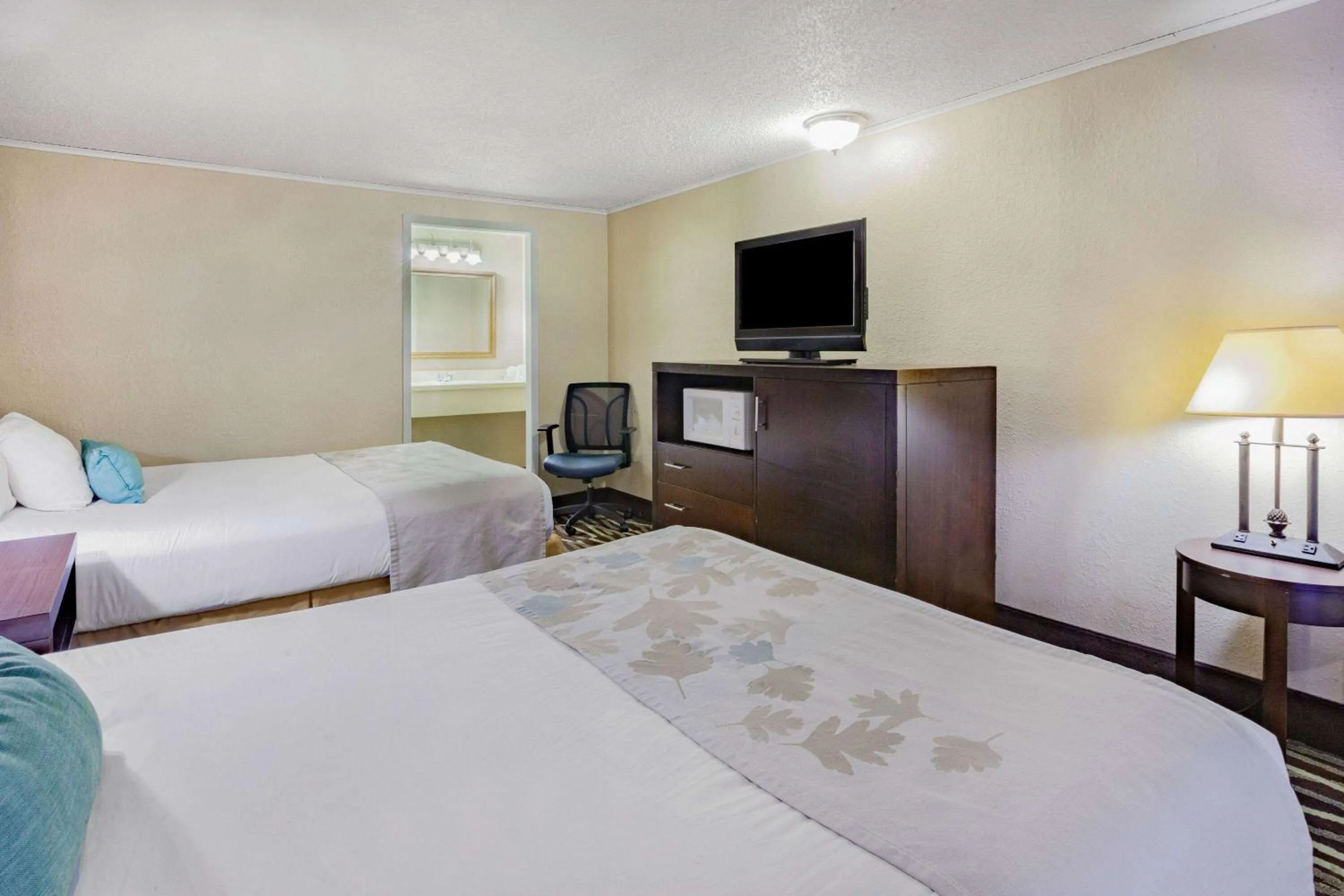 Photo of the whole room in Travelodge by Wyndham Monroe