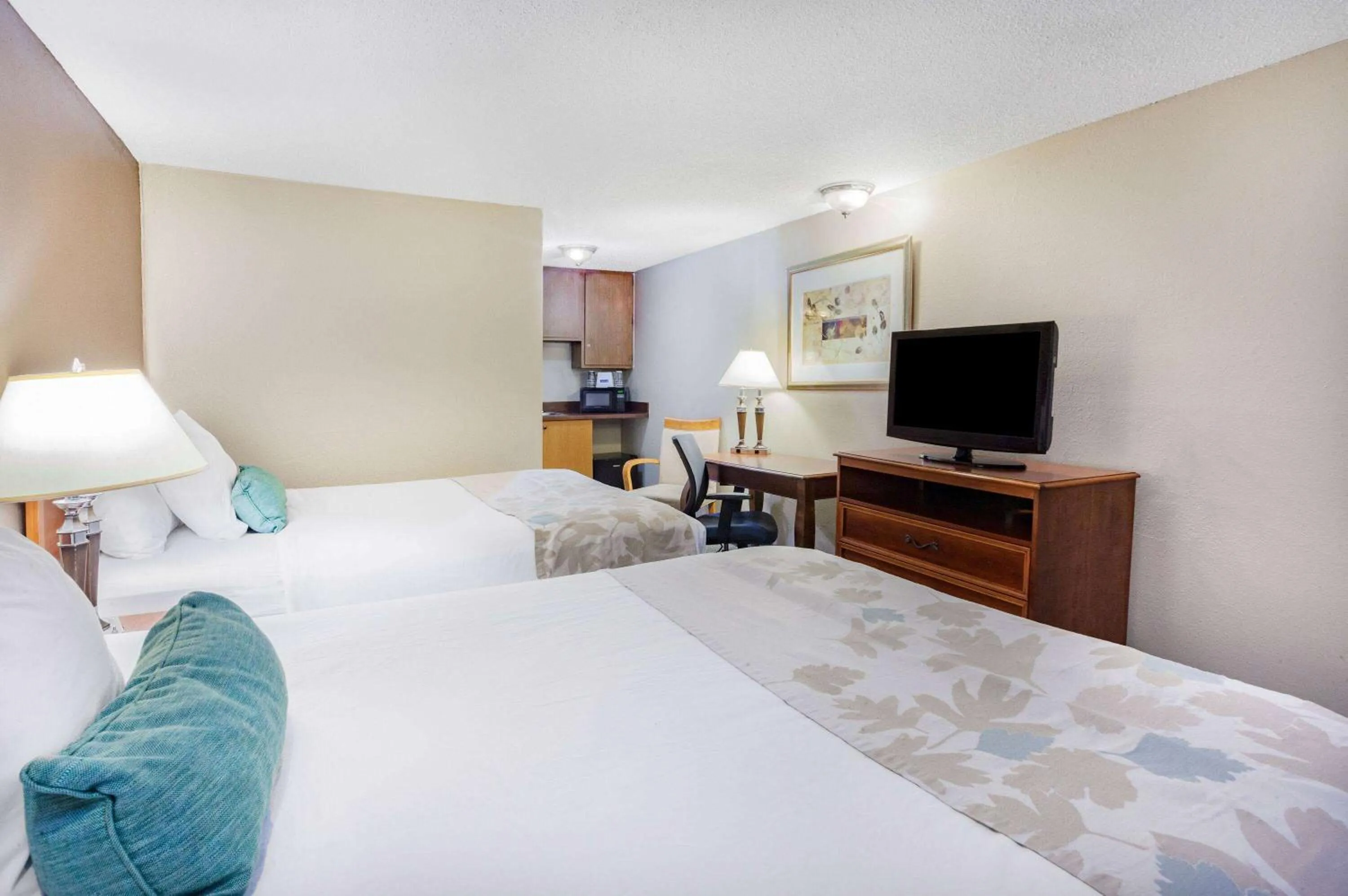 Photo of the whole room in Travelodge by Wyndham Monroe