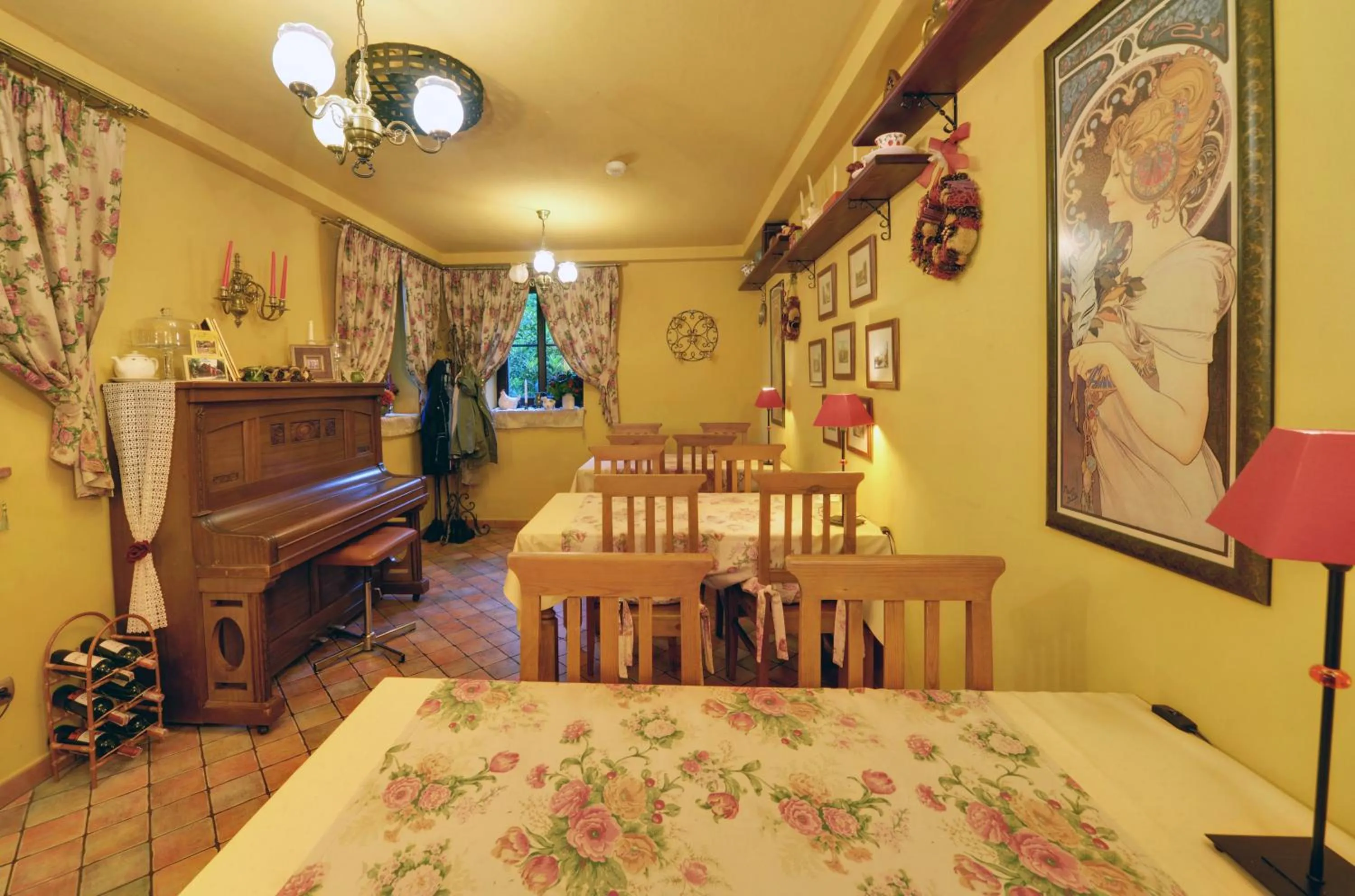 Restaurant/places to eat, Bed in Hotel Magnes