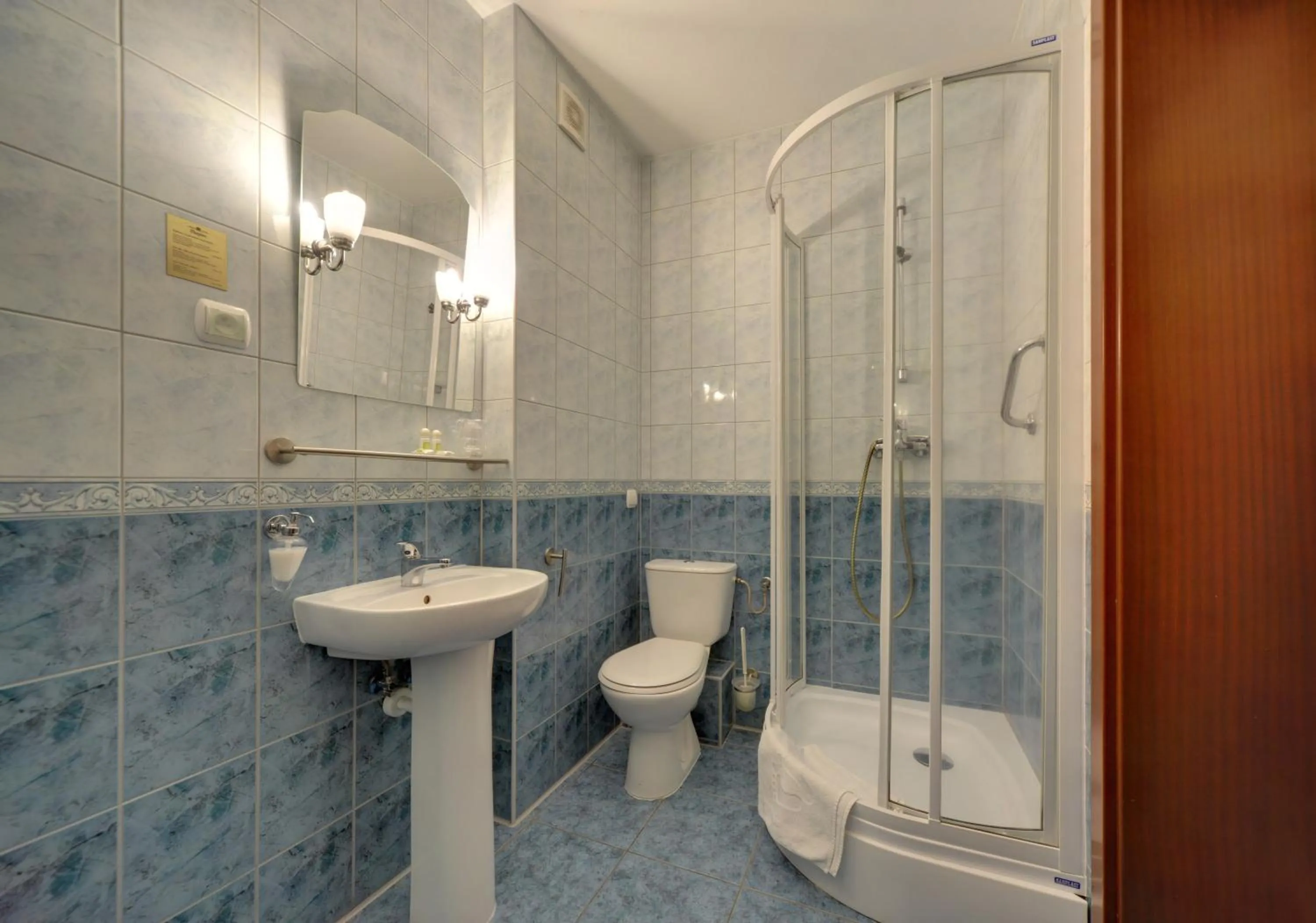 Shower in Hotel Magnes