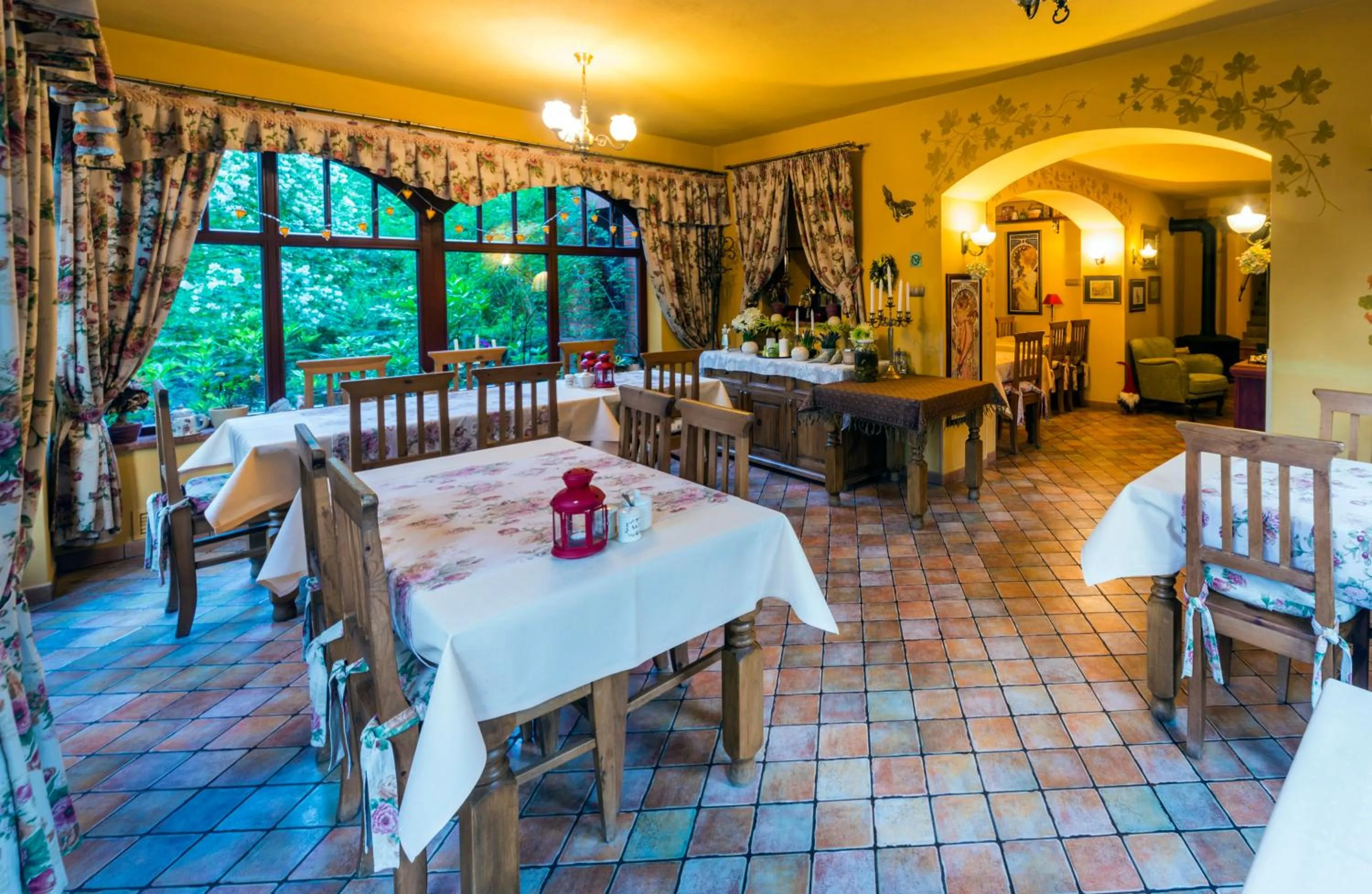 Restaurant/places to eat in Hotel Magnes