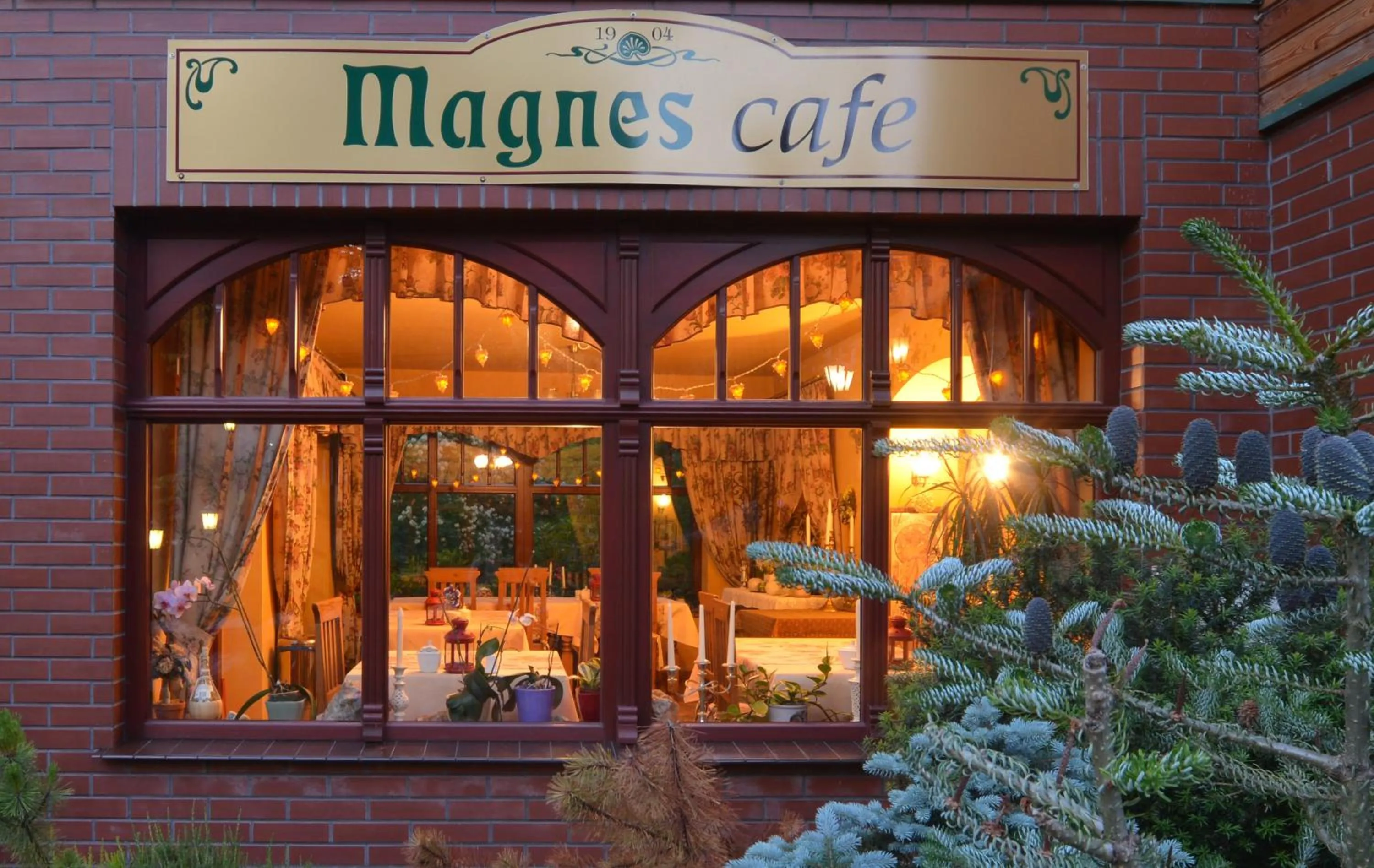 Restaurant/places to eat in Hotel Magnes