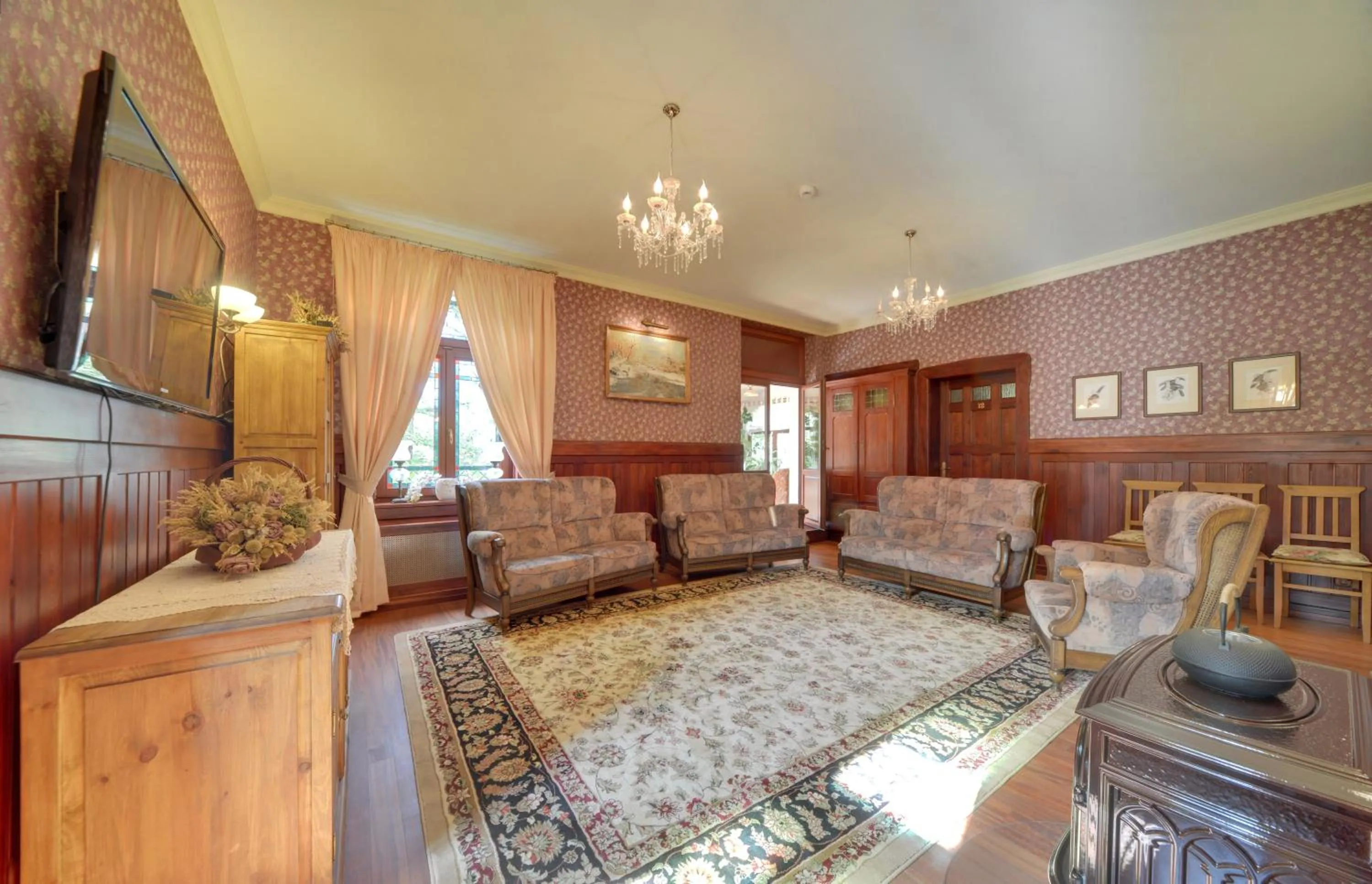 Communal lounge/ TV room in Hotel Magnes