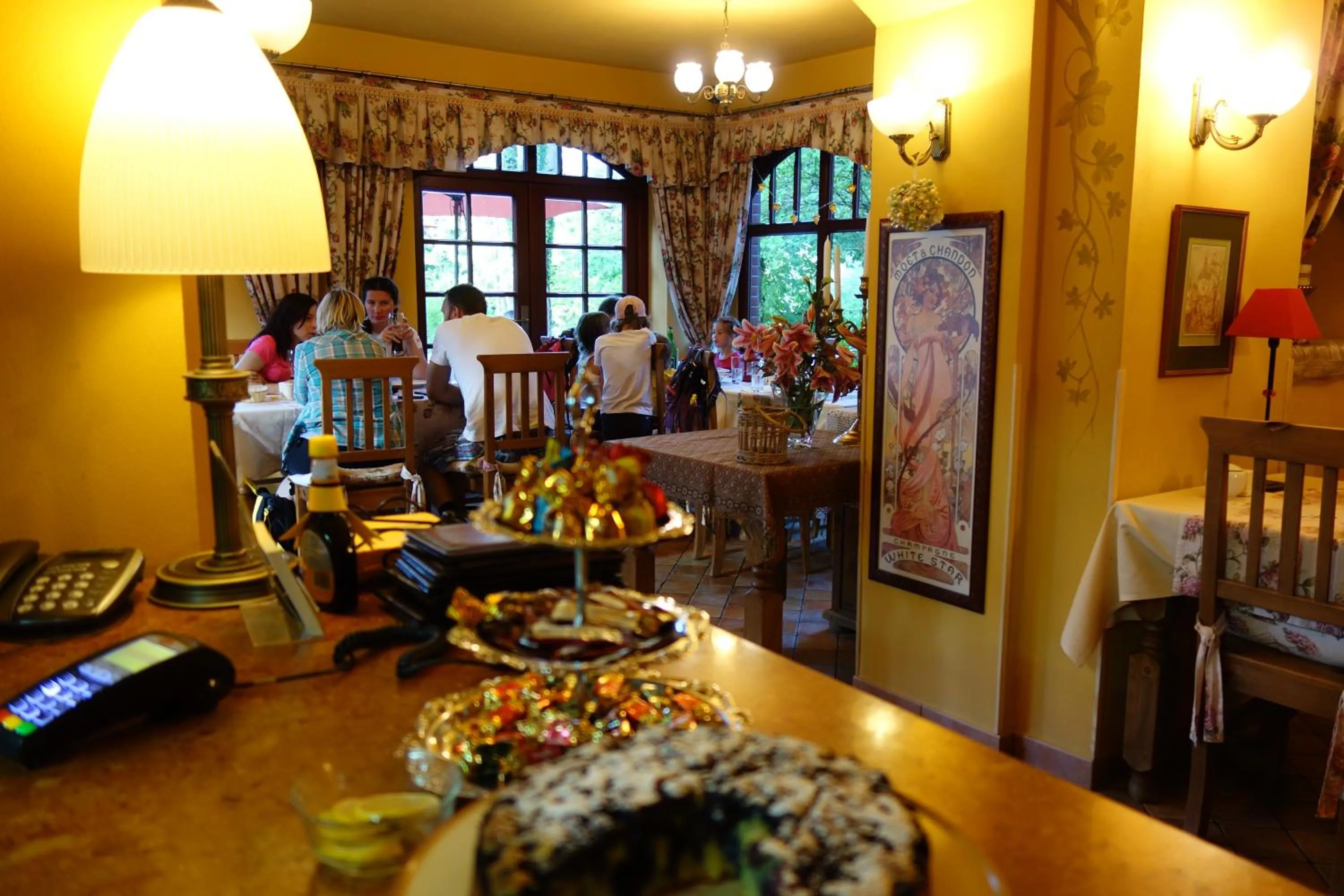 Restaurant/places to eat in Hotel Magnes