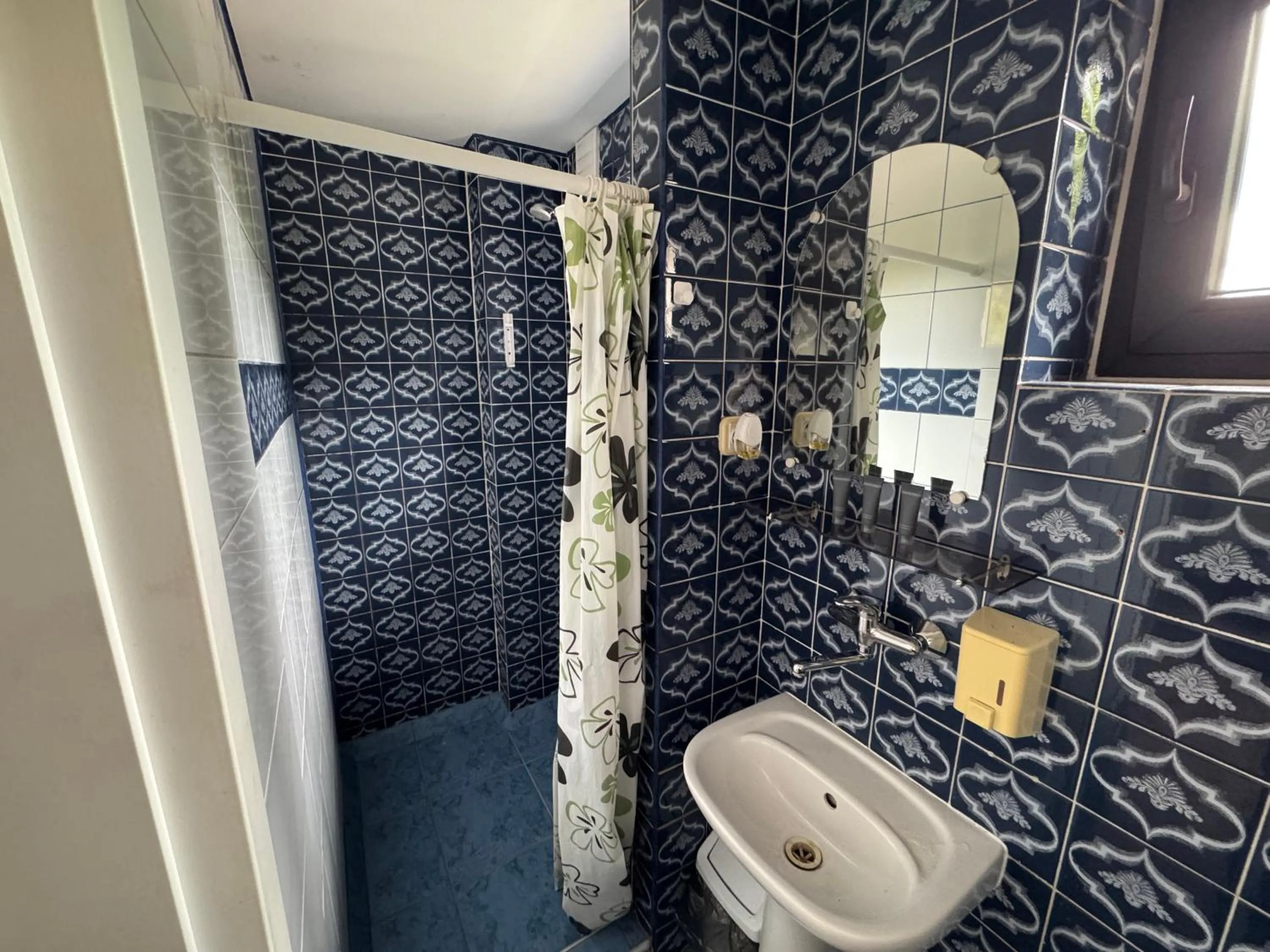 Shower in Knajpa Sorba
