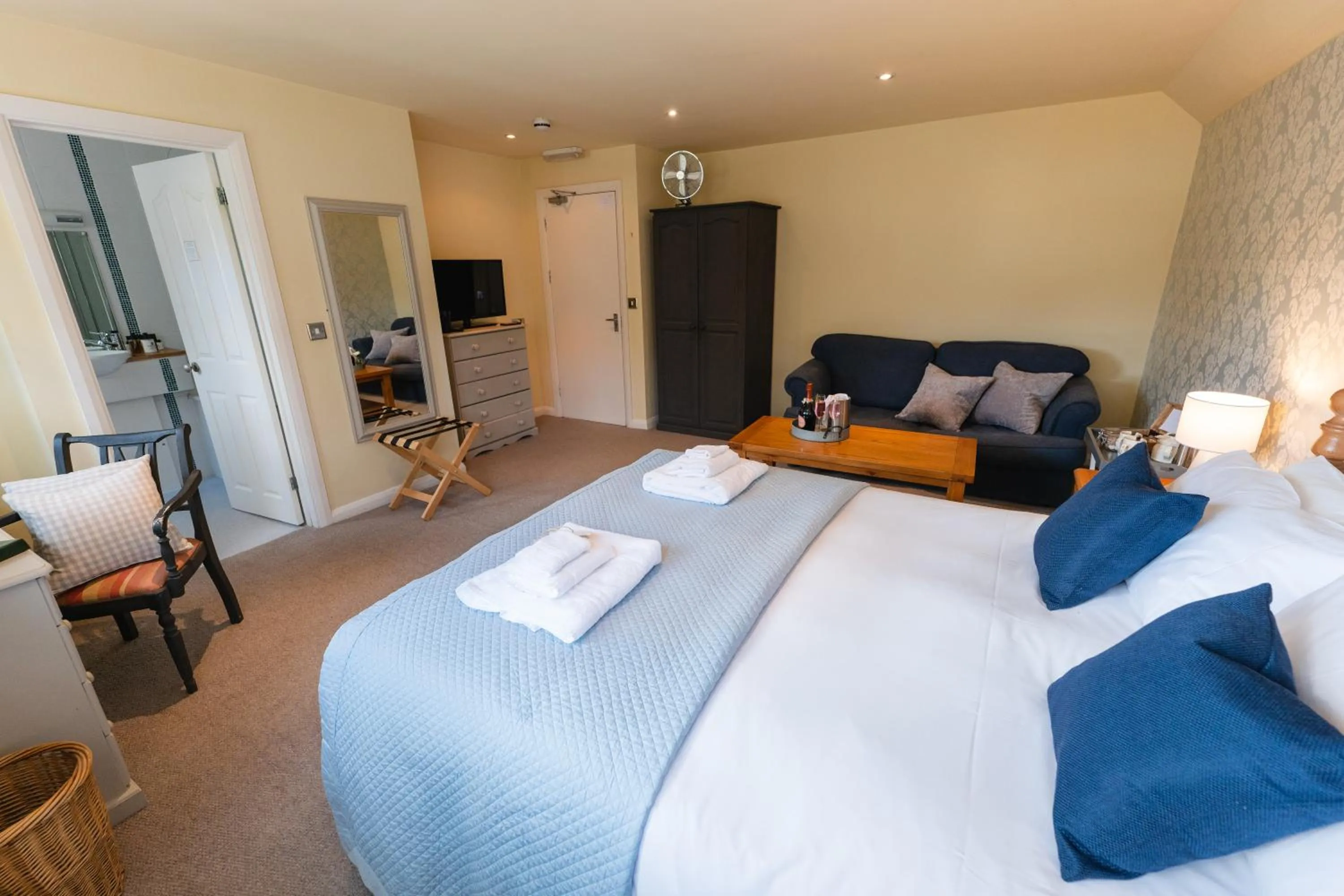 Photo of the whole room, Bed in Fox And Hounds Llancarfan