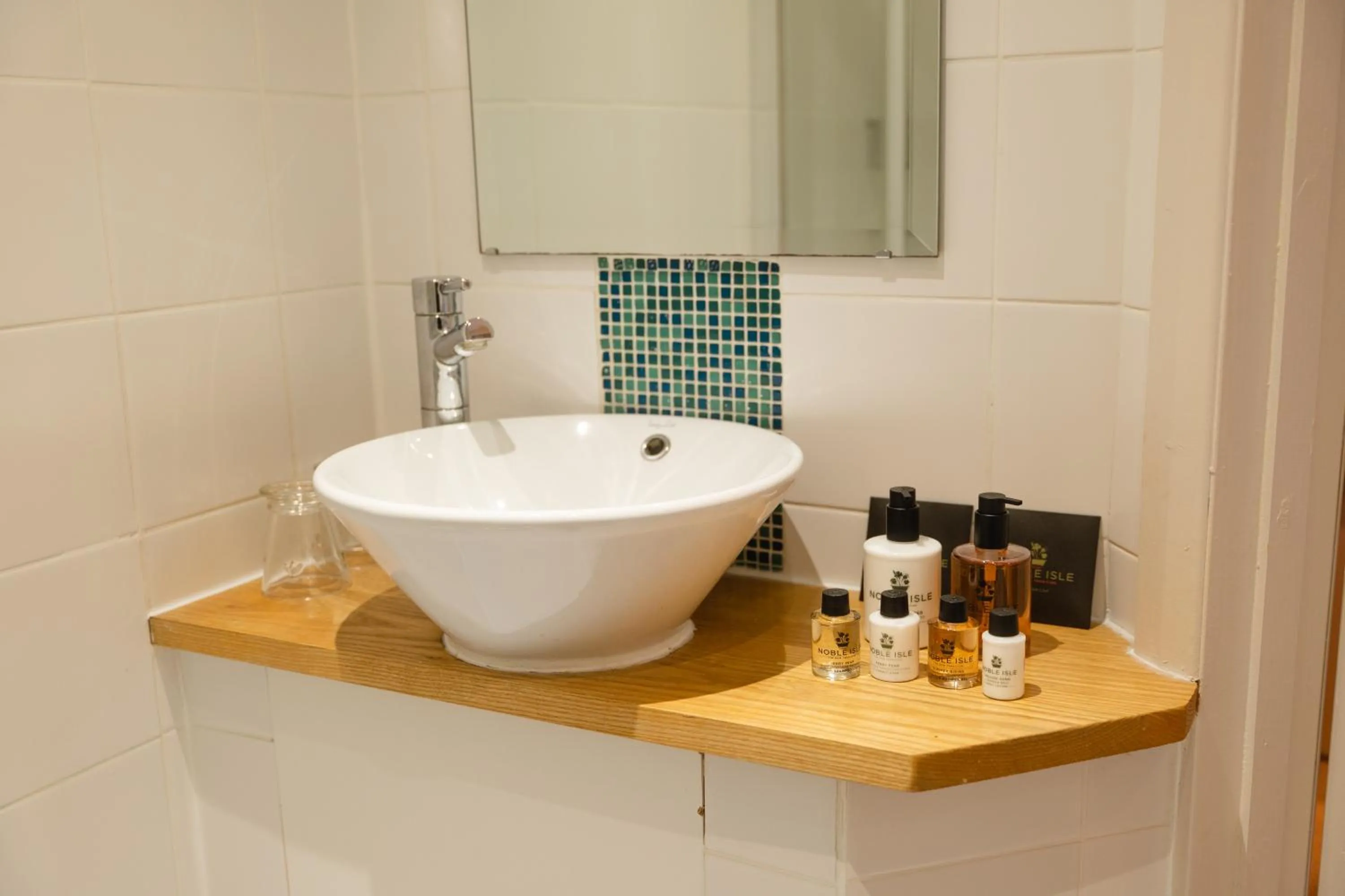 Bathroom in Fox And Hounds Llancarfan