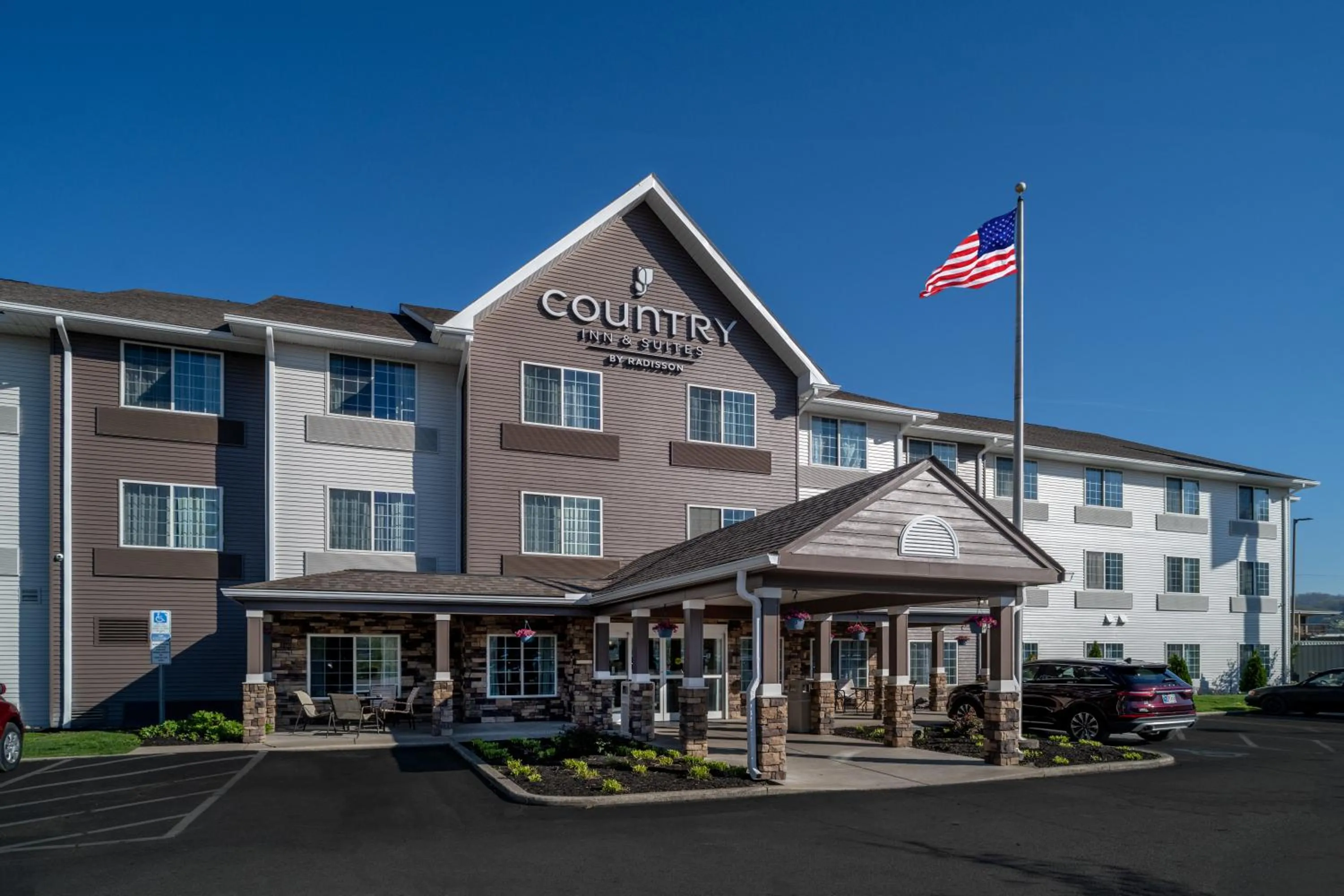 Property building in Country Inn & Suites By Radisson, Charleston South, WV