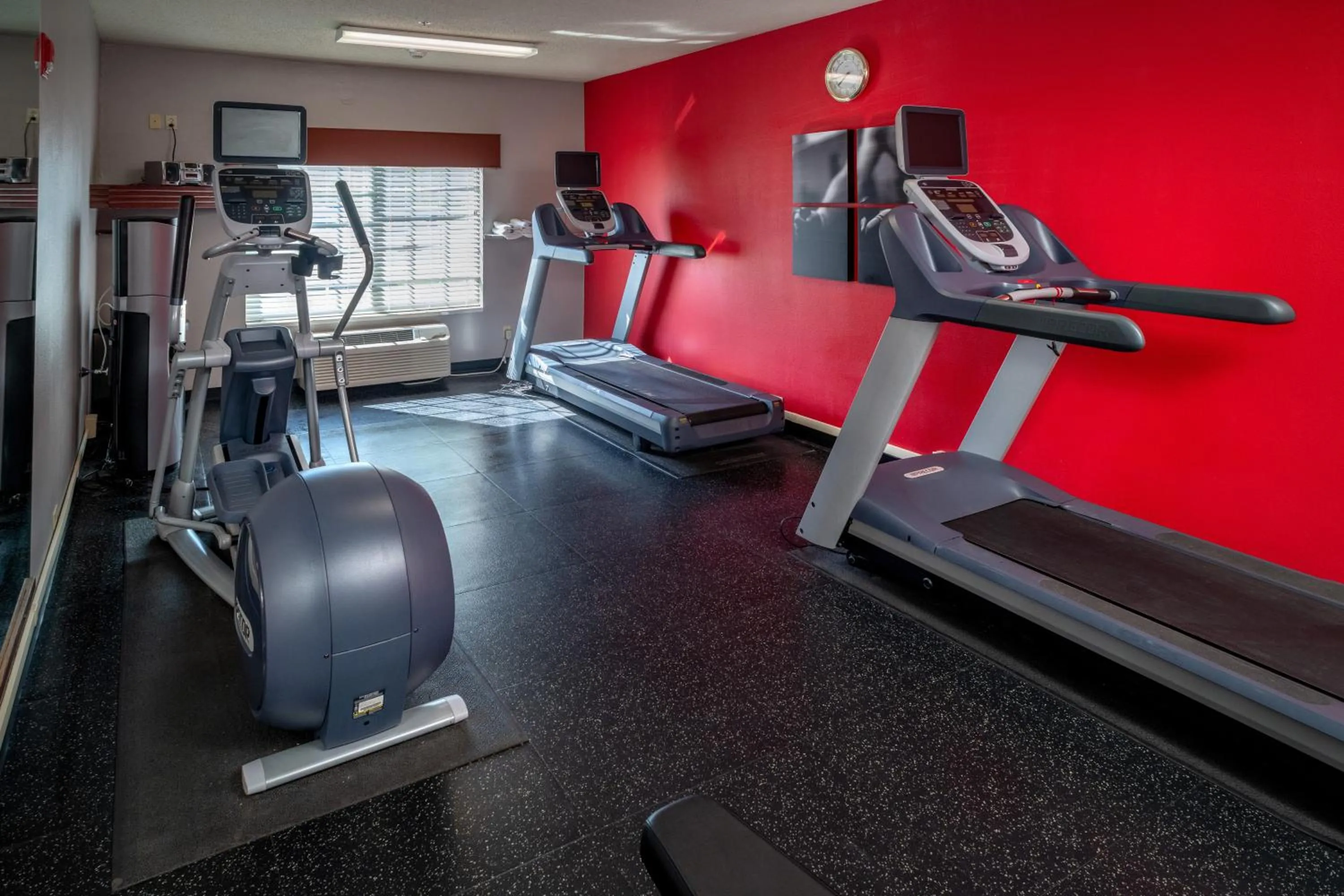 Fitness centre/facilities in Country Inn & Suites By Radisson, Charleston South, WV