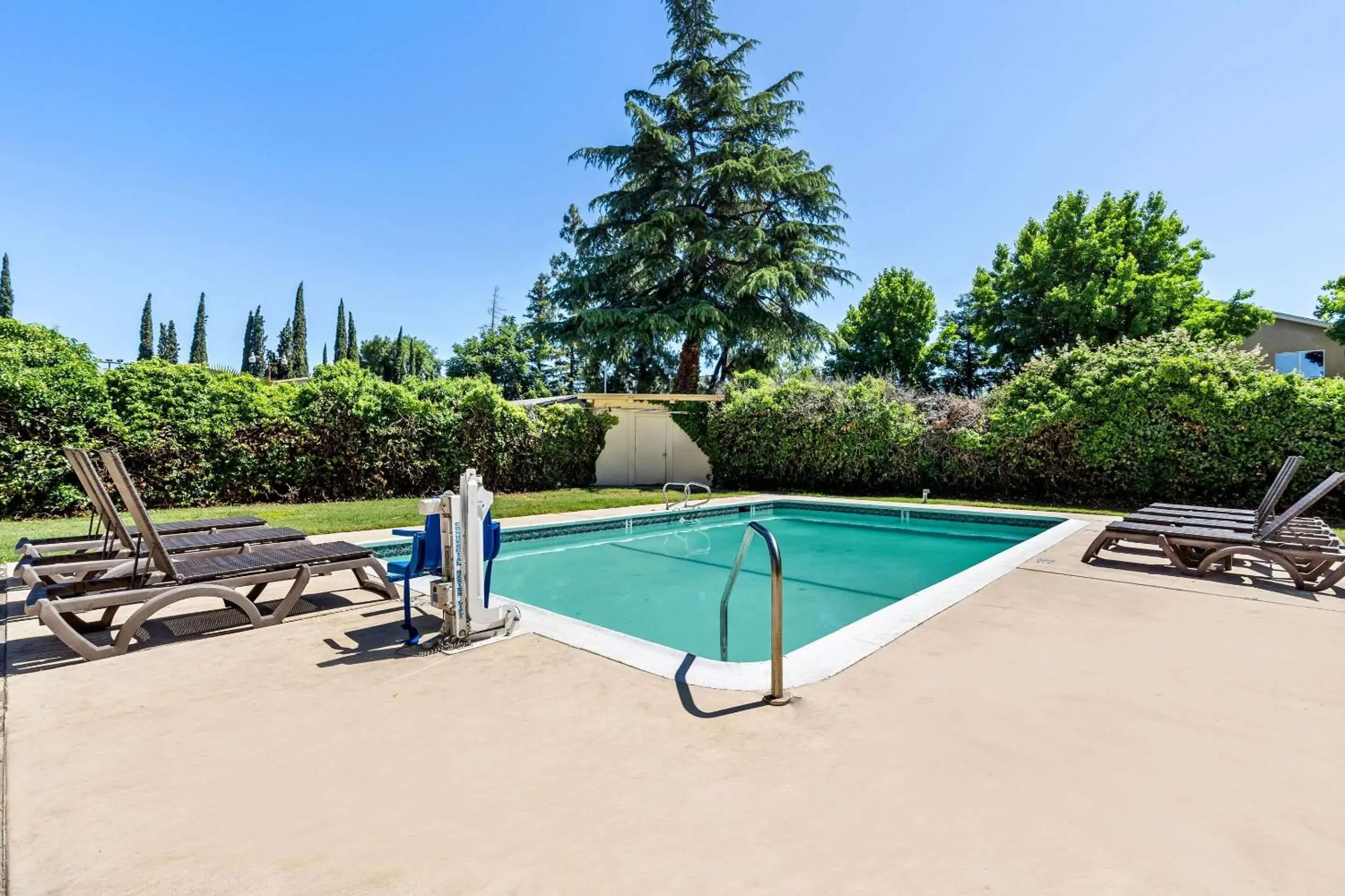 Swimming pool in Comfort Inn Modesto Swimming pool in Comfort Inn Modesto