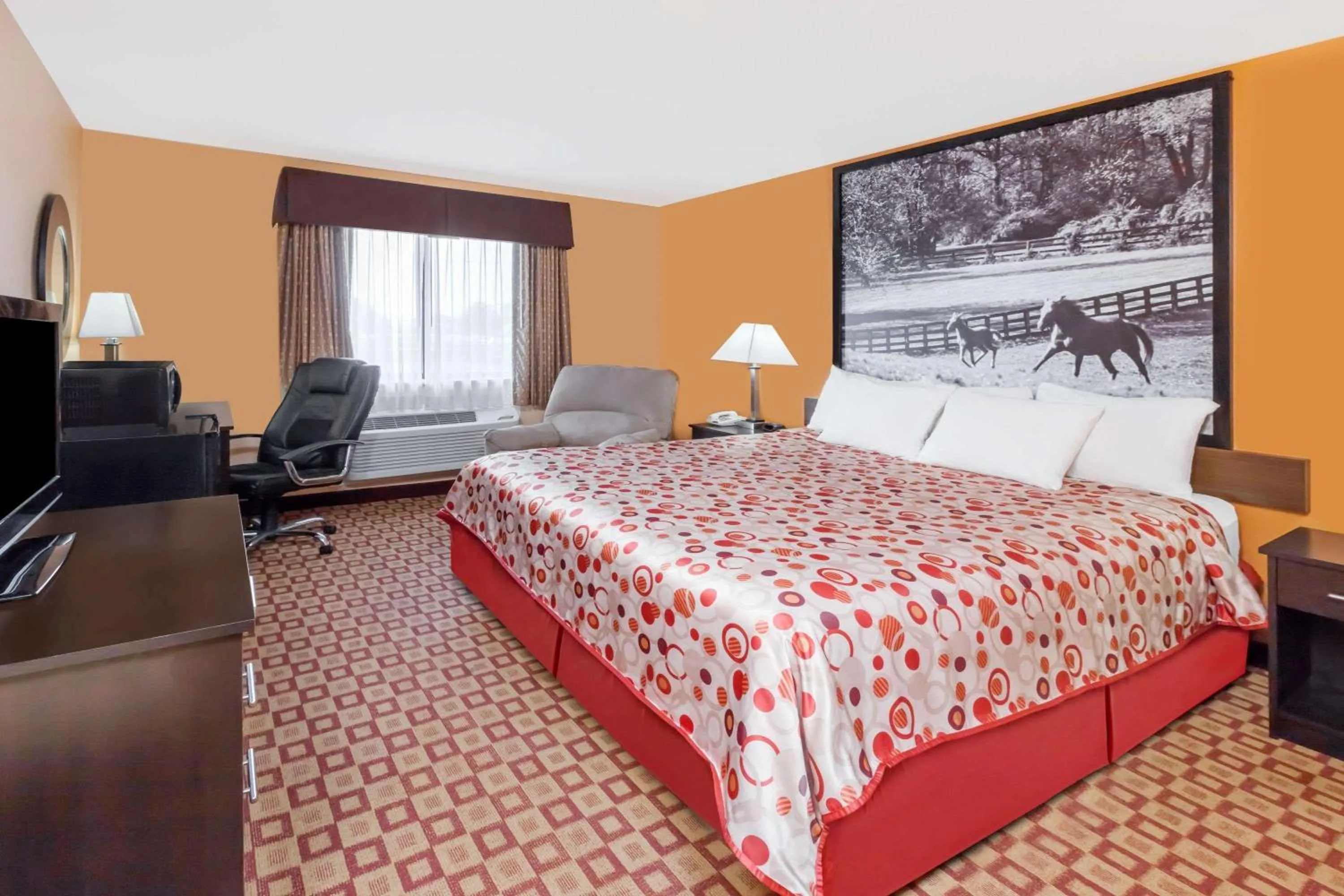 Photo of the whole room, Bed in Super 8 South by Wyndham