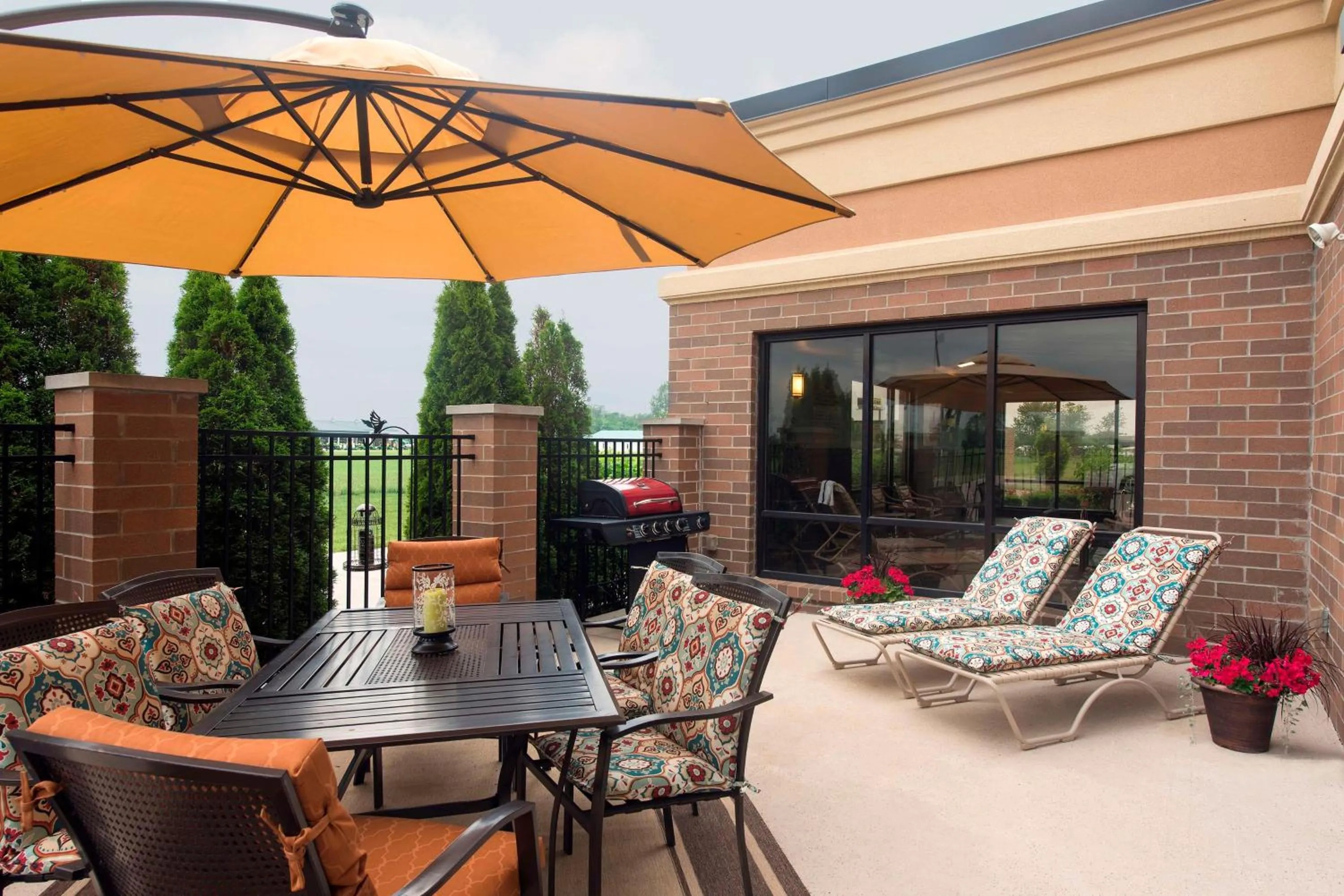 Patio in Hampton Inn & Suites Crawfordsville