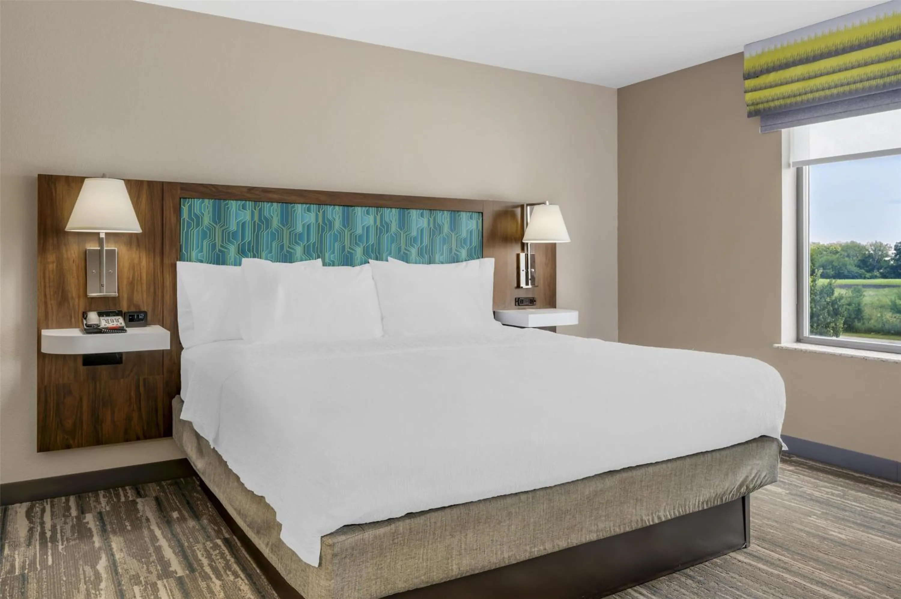 Bed in Hampton Inn & Suites Crawfordsville