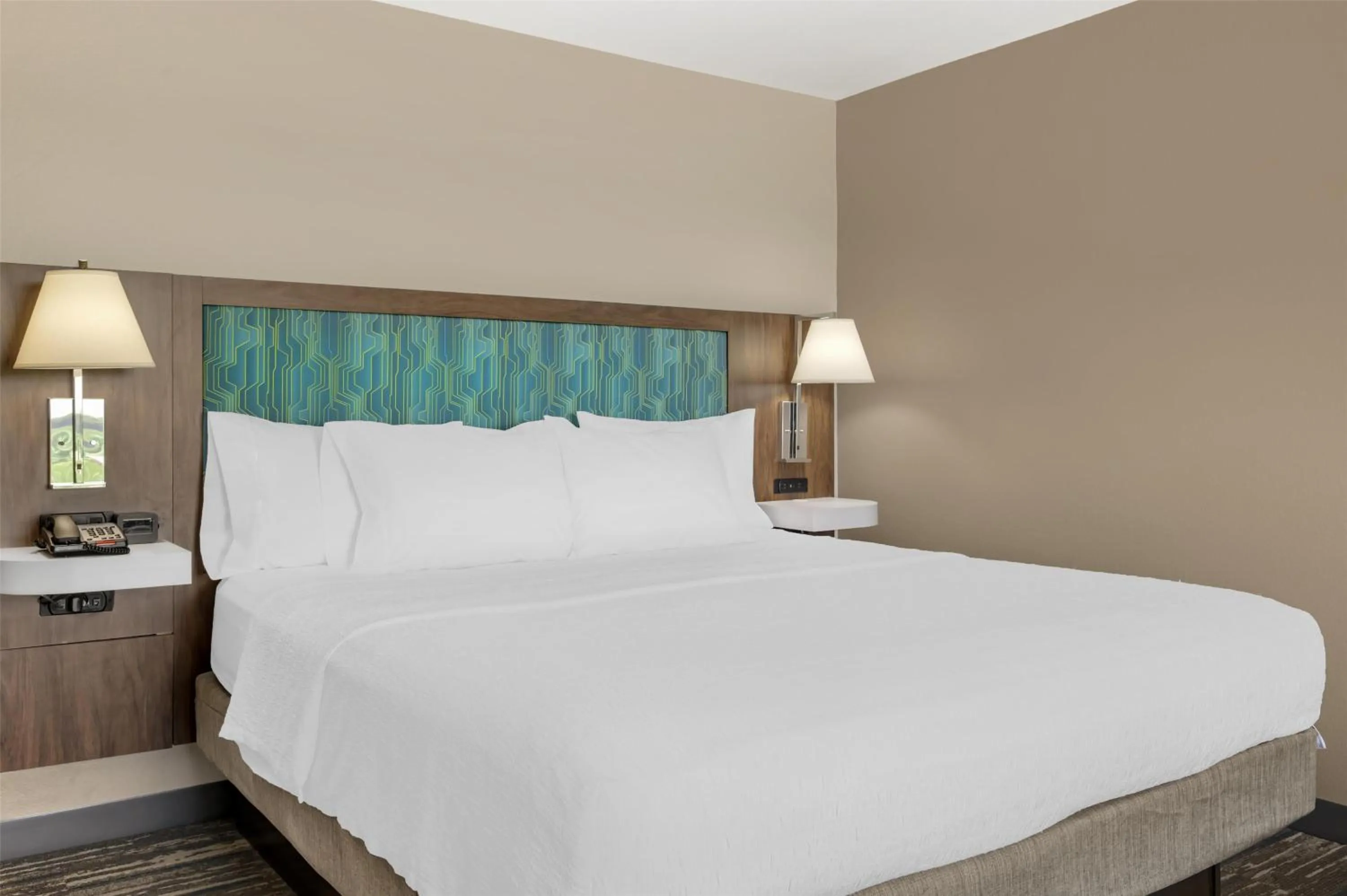 Bed in Hampton Inn & Suites Crawfordsville