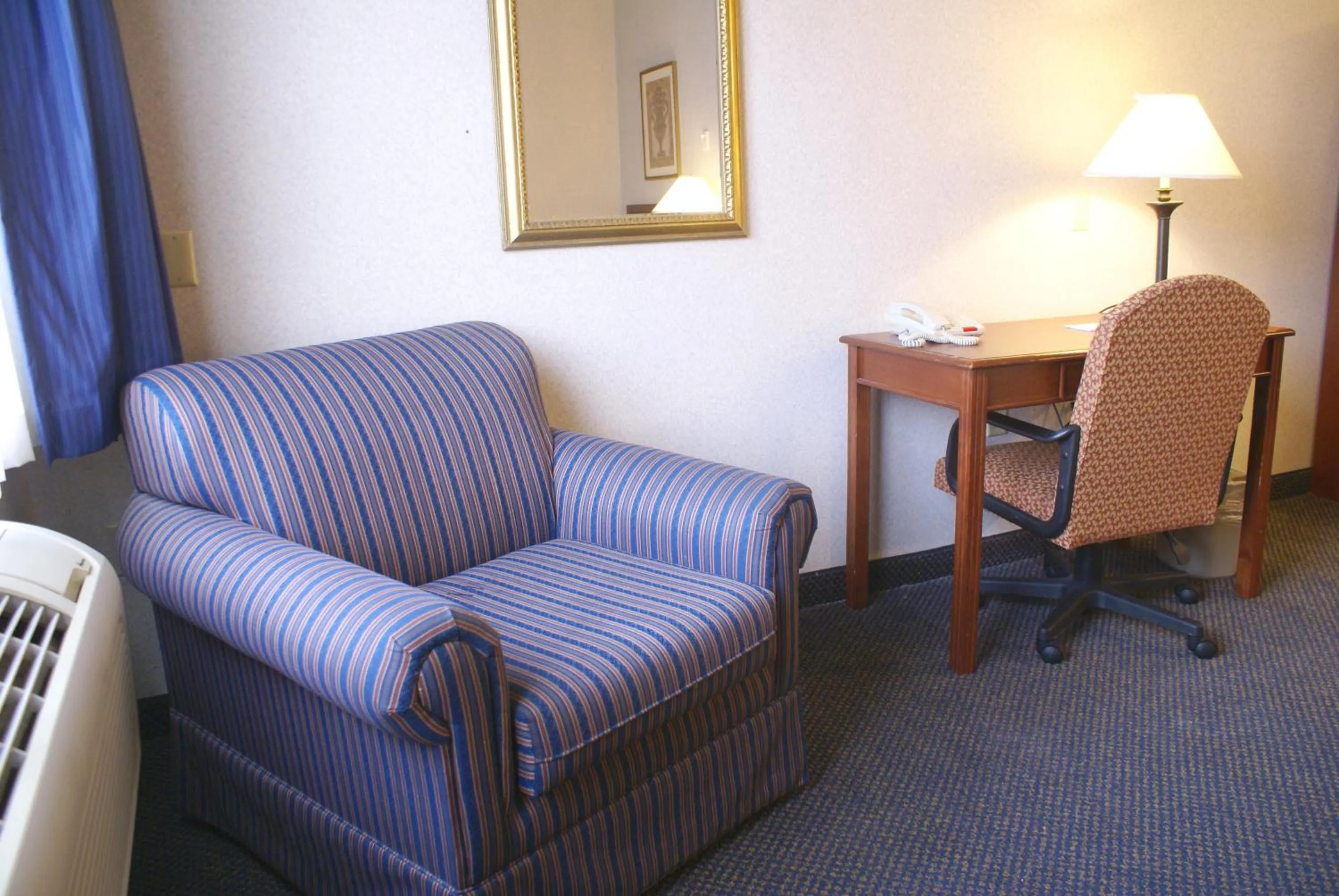 Seating area in Raritan Hotel