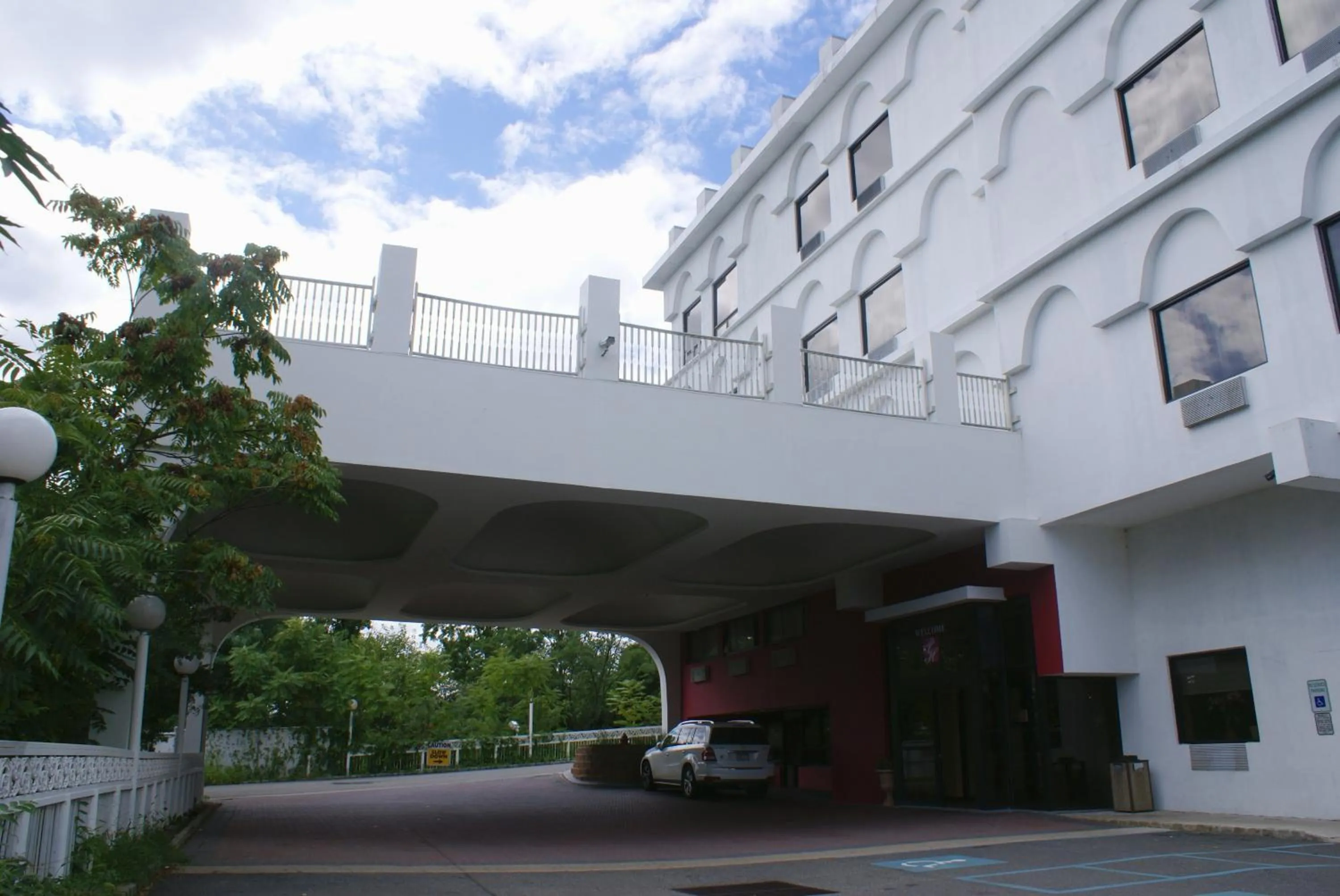Facade/entrance in Raritan Hotel