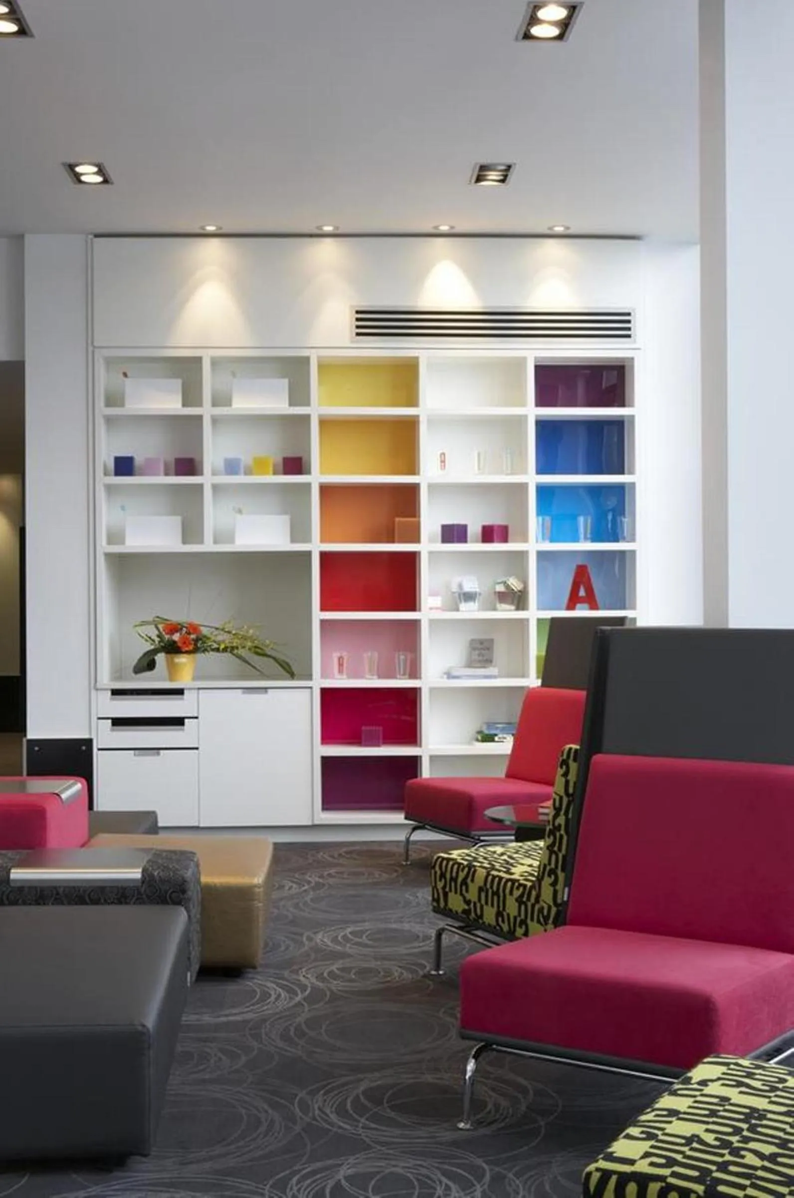 Communal lounge/ TV room in Hôtel Alt Québec