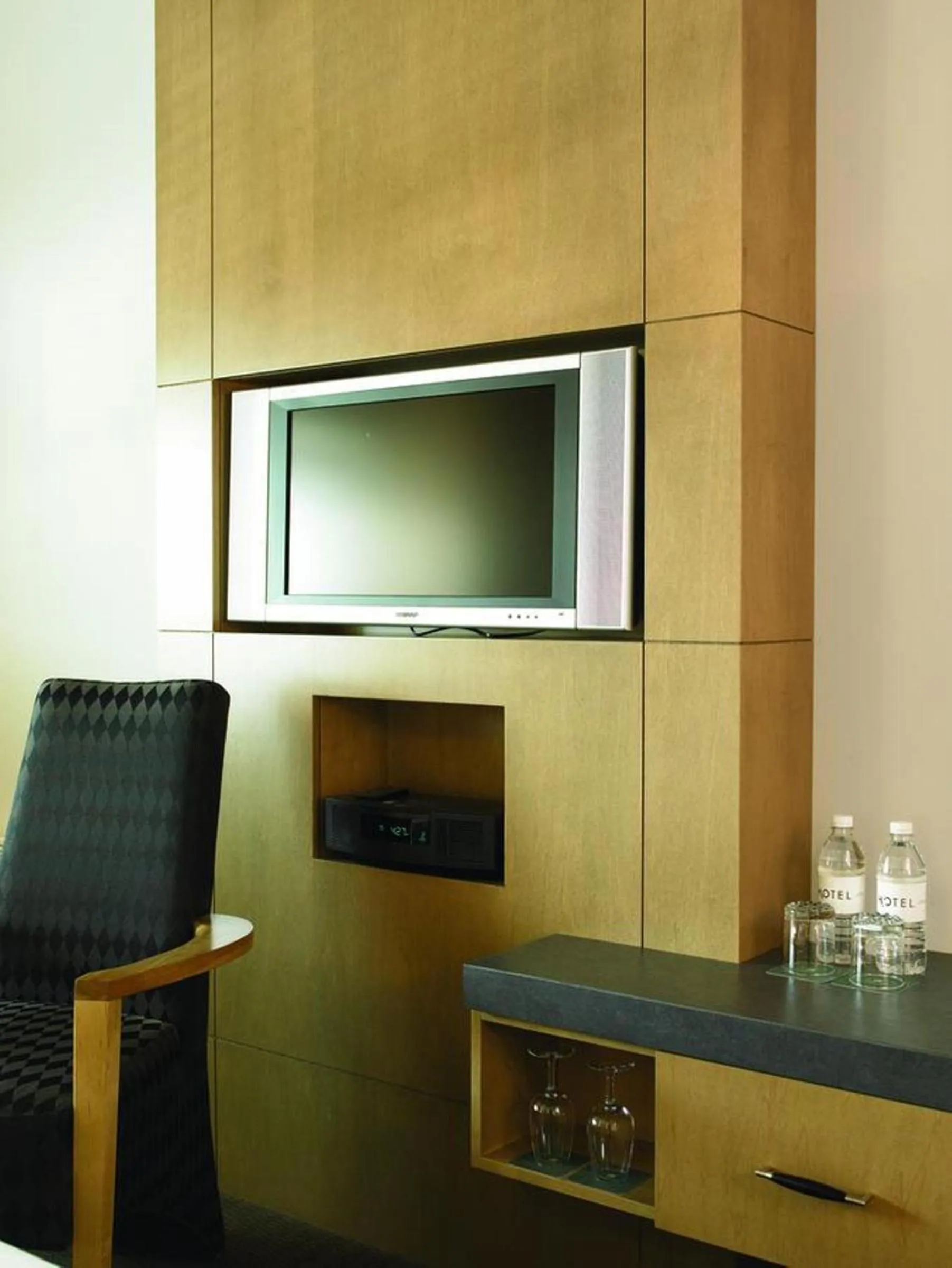 TV and multimedia in Hôtel Alt Québec