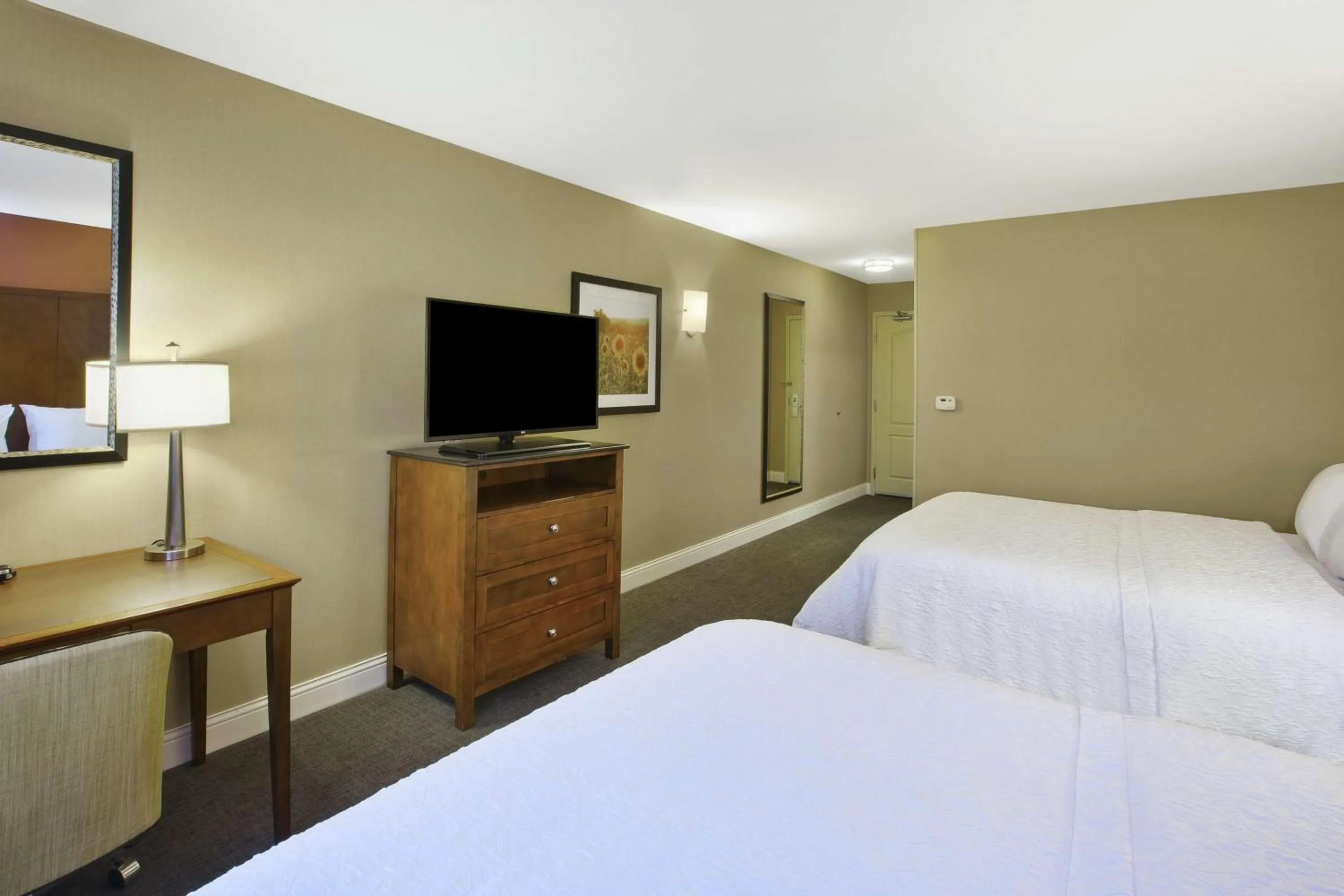 Bed in Hampton Inn & Suites Wichita-Northeast