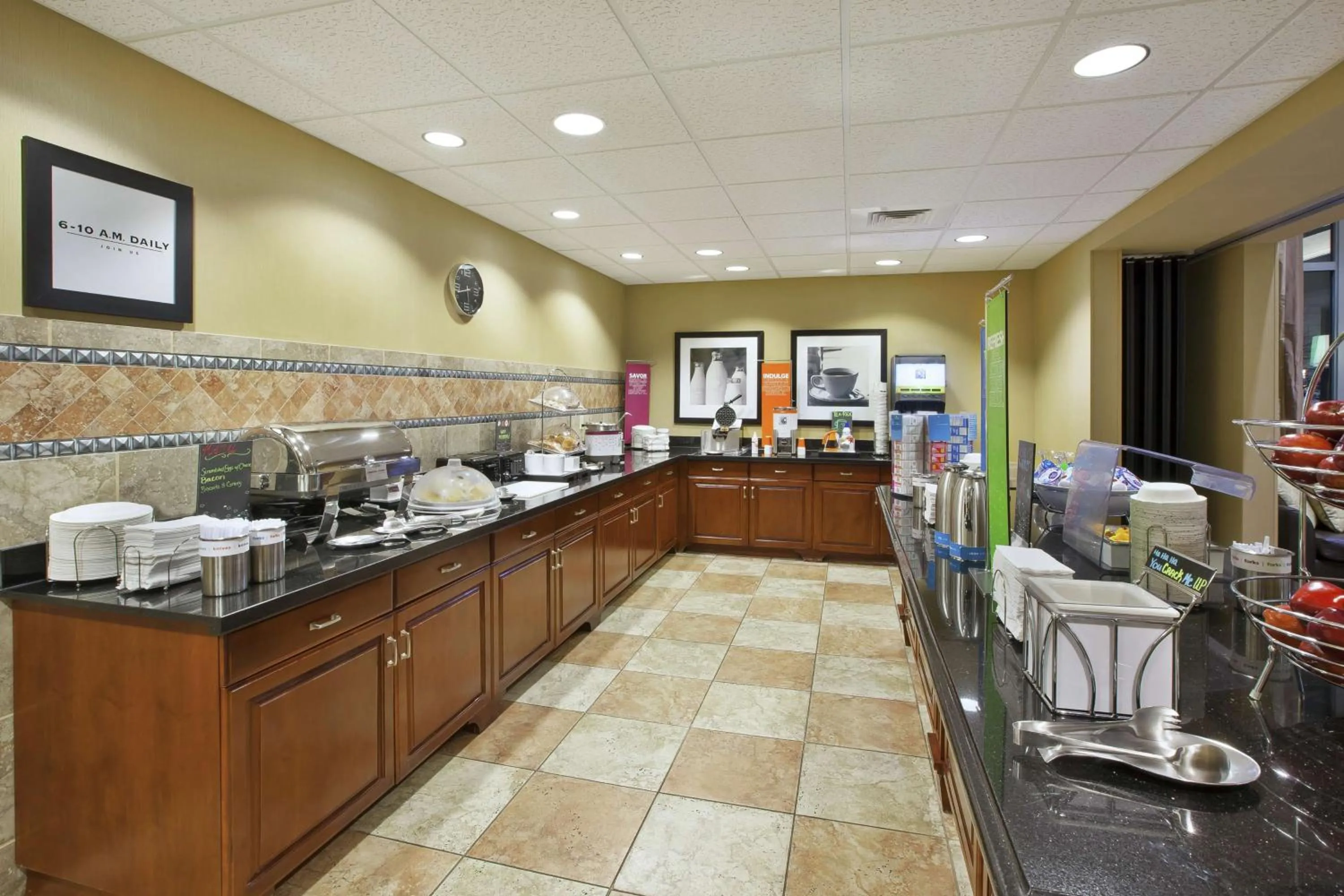 Breakfast in Hampton Inn & Suites Wichita-Northeast