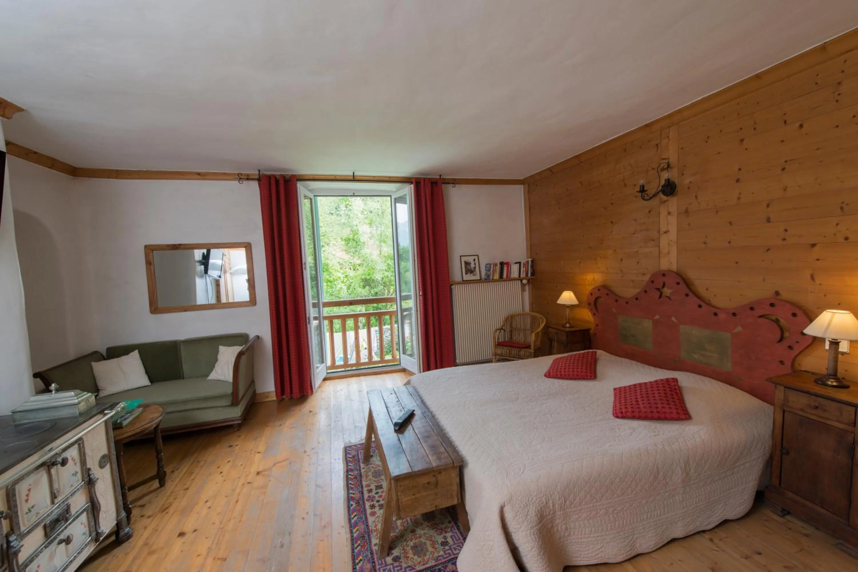 Photo of the whole room, Bed in Au Cheval Blanc - appartements et chambres d'hôtes