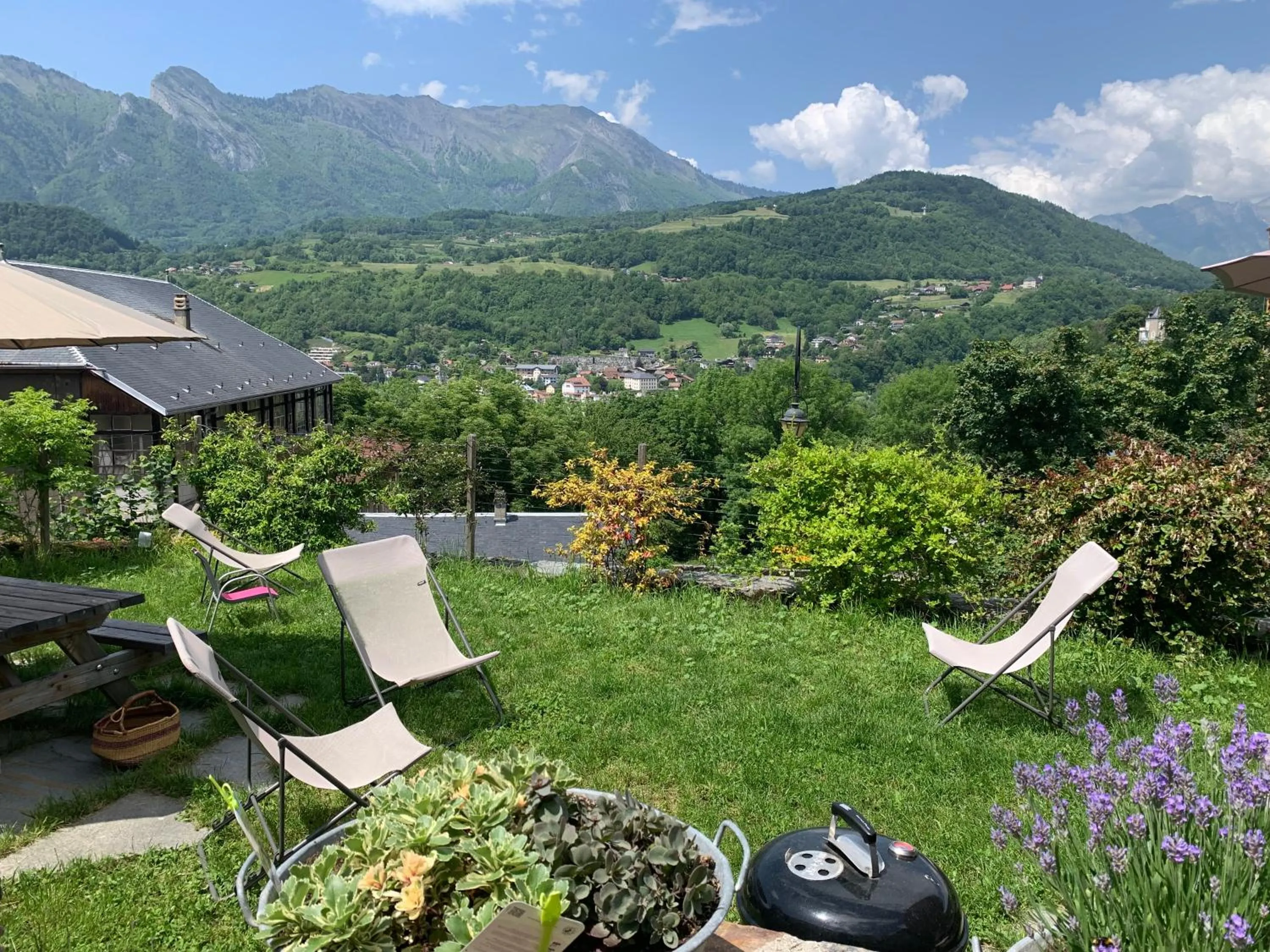 Garden in Au Cheval Blanc - appartements et chambres d'hôtes