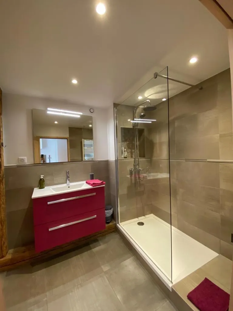 Bathroom in Au Cheval Blanc - appartements et chambres d'hôtes