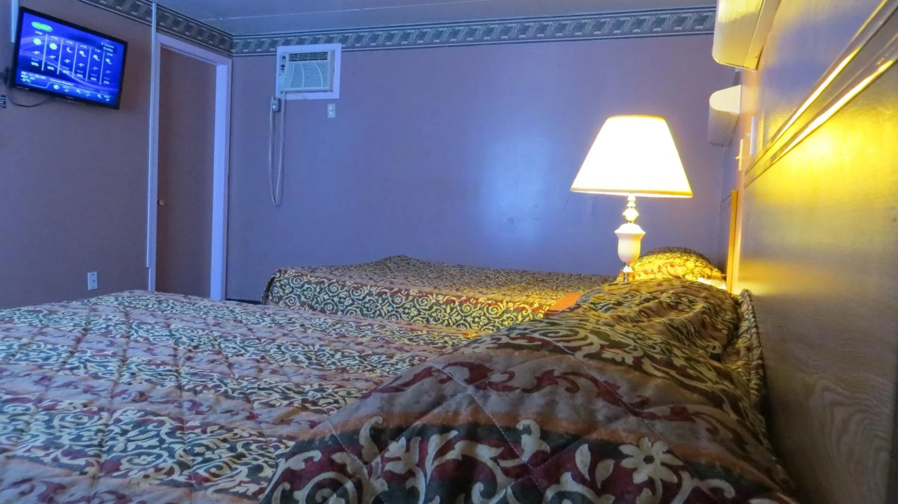 Bed in Kings Inn Orillia