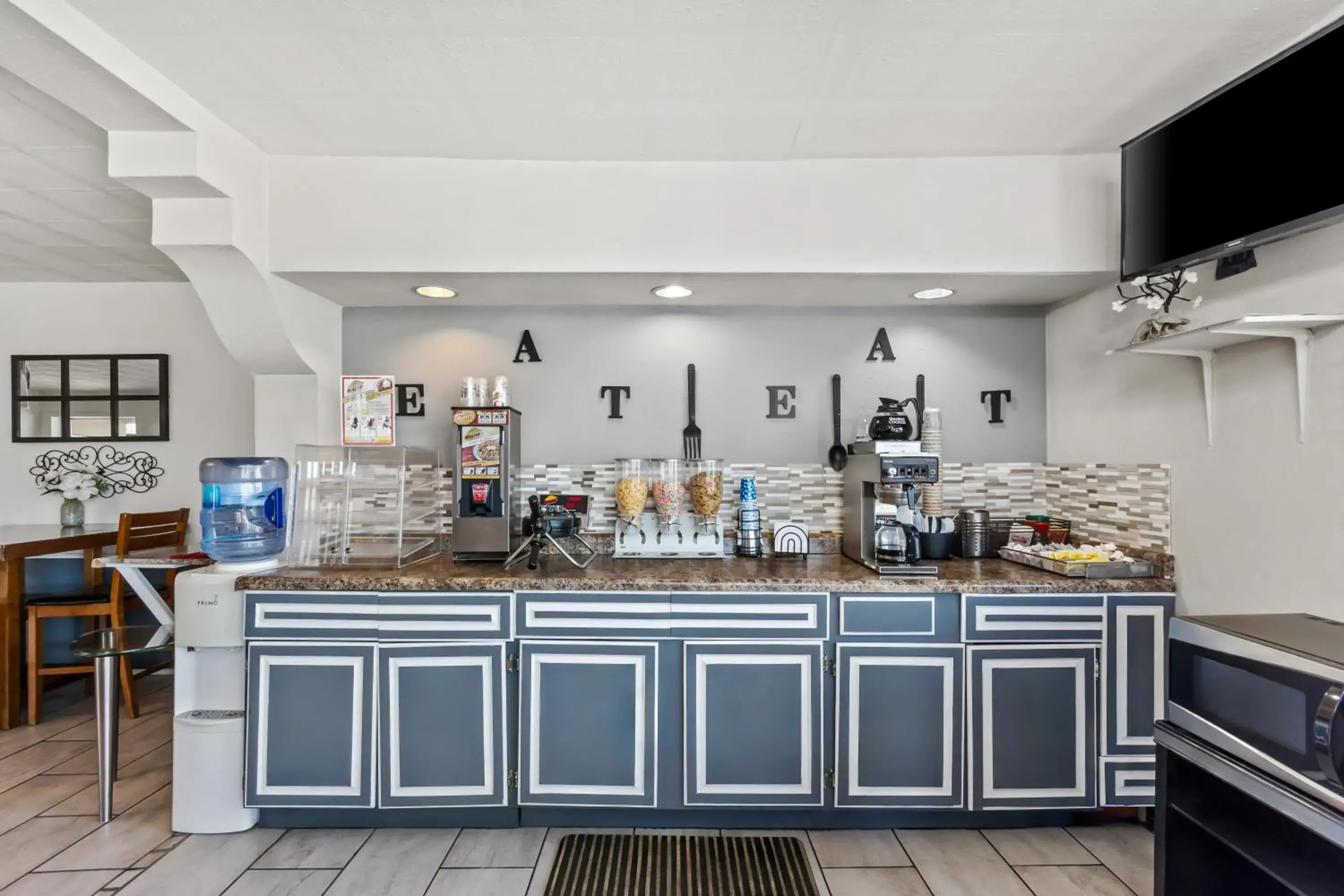 Breakfast in Americas Best Value Inn & Suites Williamstown Breakfast in Americas Best Value Inn & Suites Williamstown