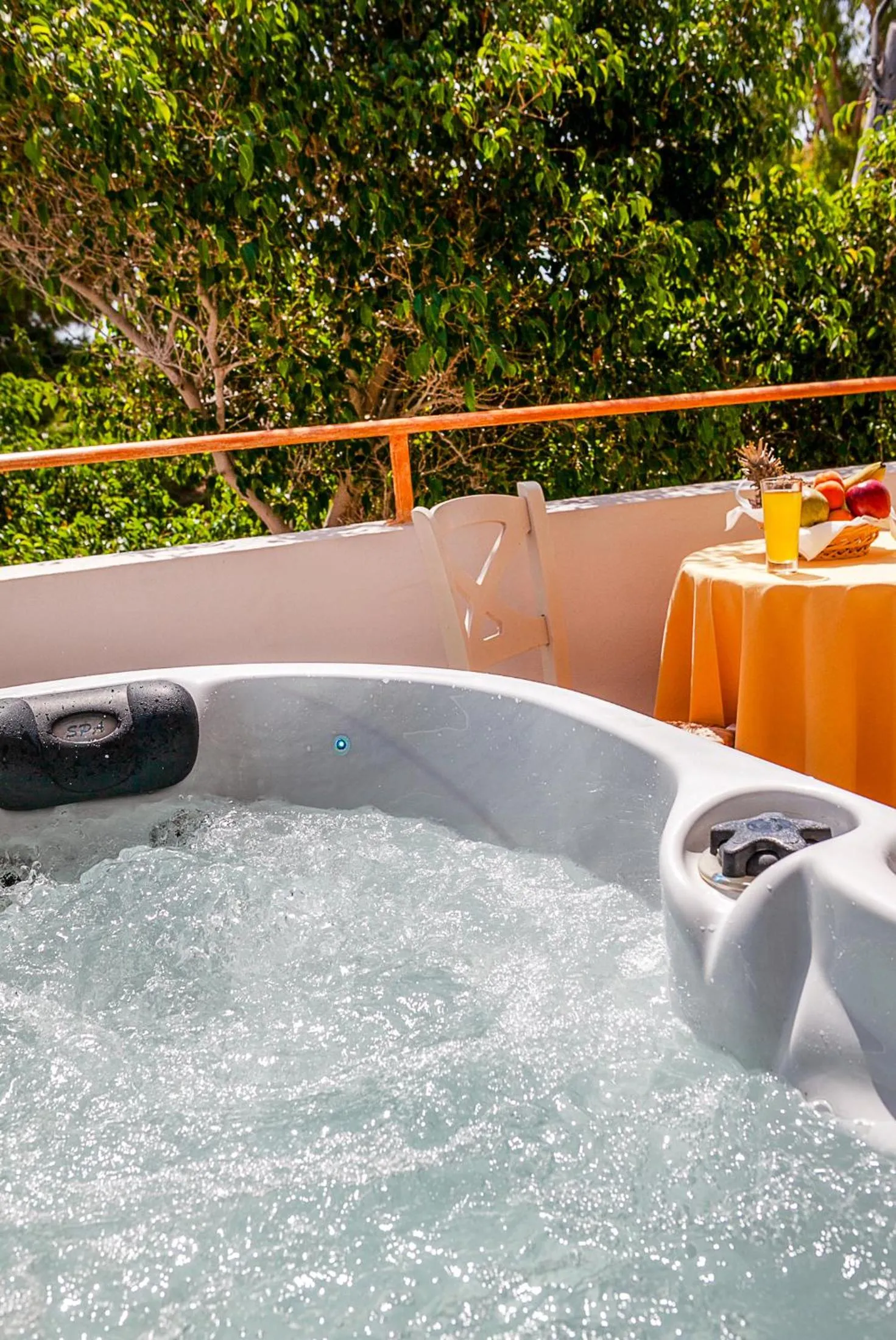 Hot Tub in Amaryllis Hotel