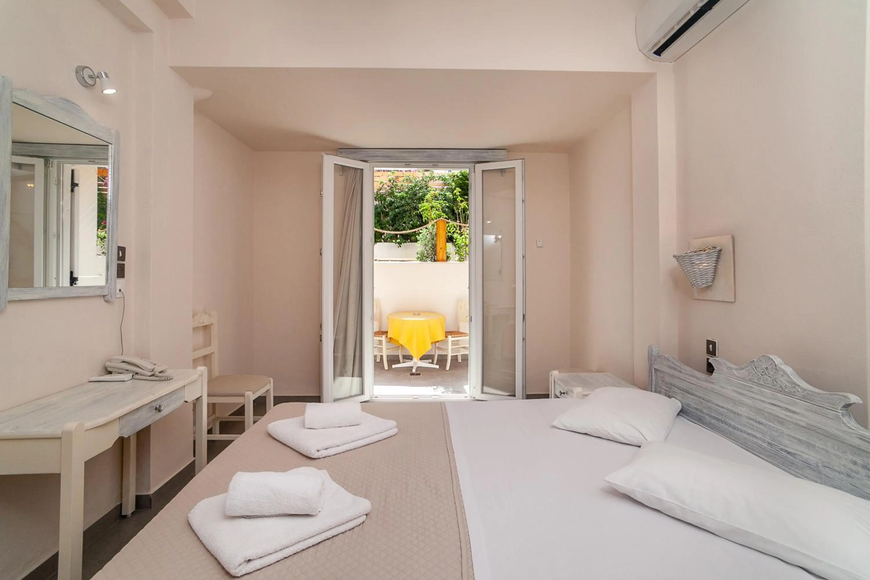 Bedroom, Bed in Amaryllis Hotel